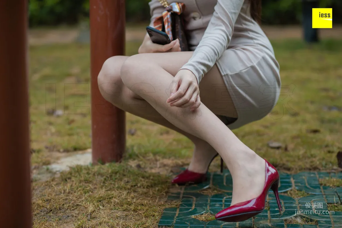 Model Yun Zhi, Yun Zhi Relaxing in the Park [IESS] Beautiful Legs and Silk Feet Photo Set photo 59