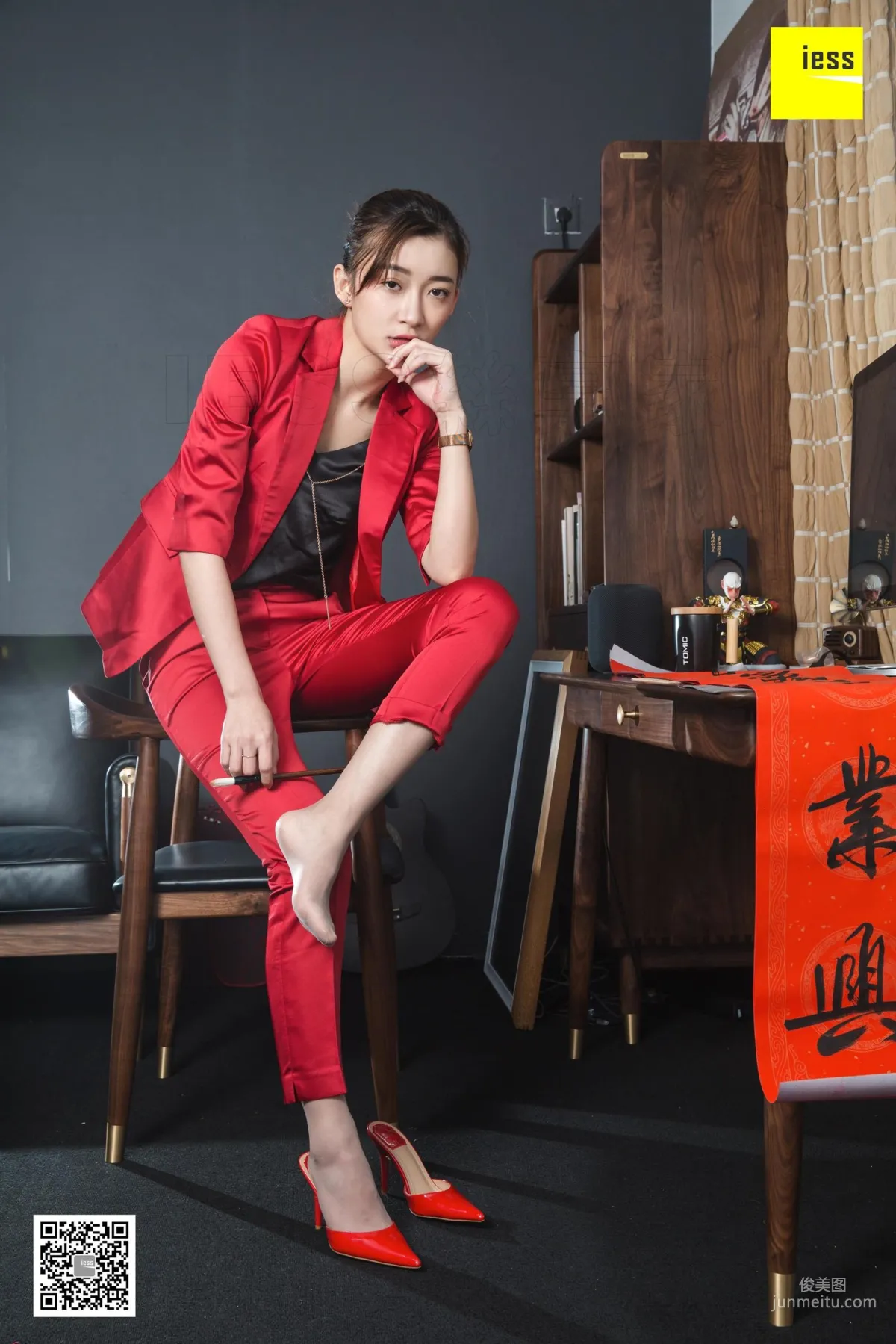 腿模秋秋 《秋秋恭贺新春》[异思趣向IESS] 丝袜美腿写真集9
