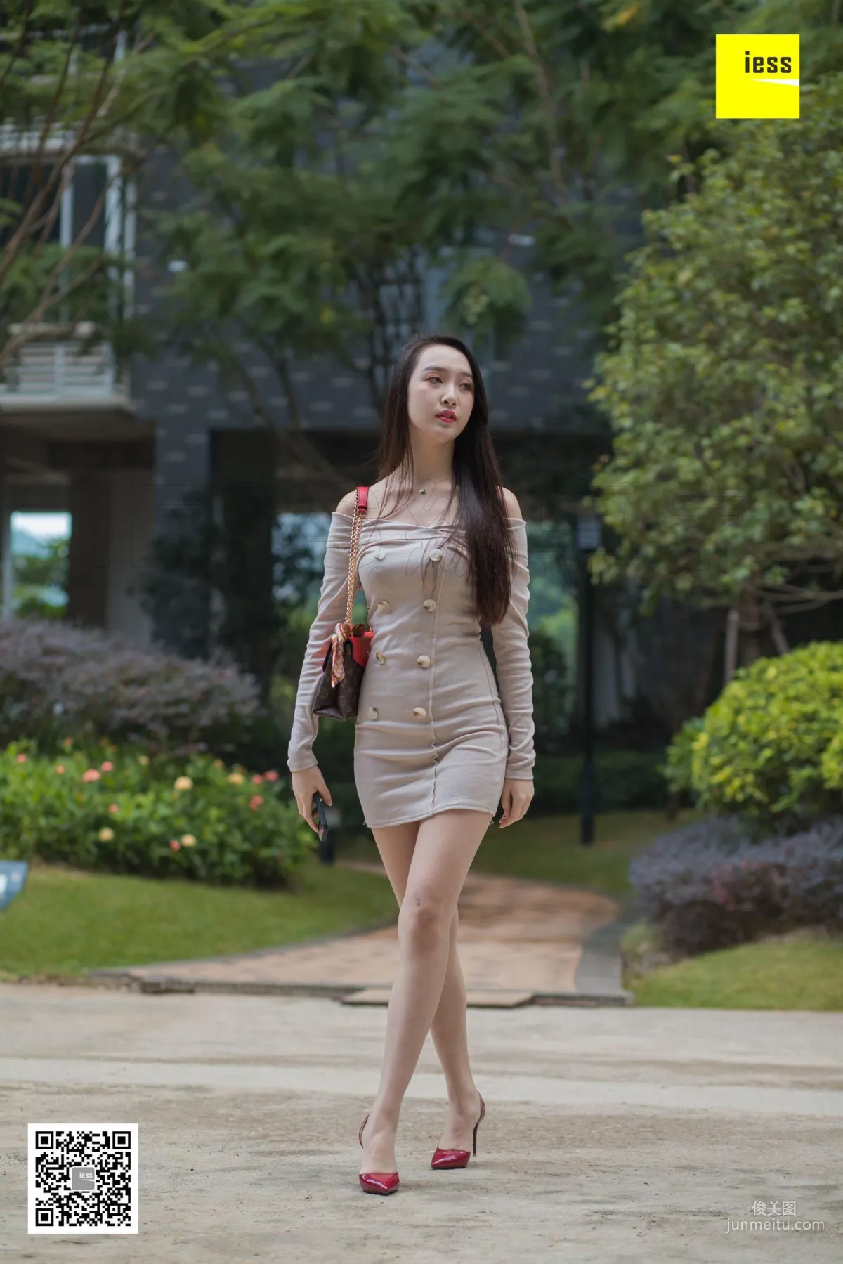 Model Yun Zhi, Yun Zhi Relaxing in the Park [IESS] Beautiful Legs and Silk Feet Photo Set photo 81