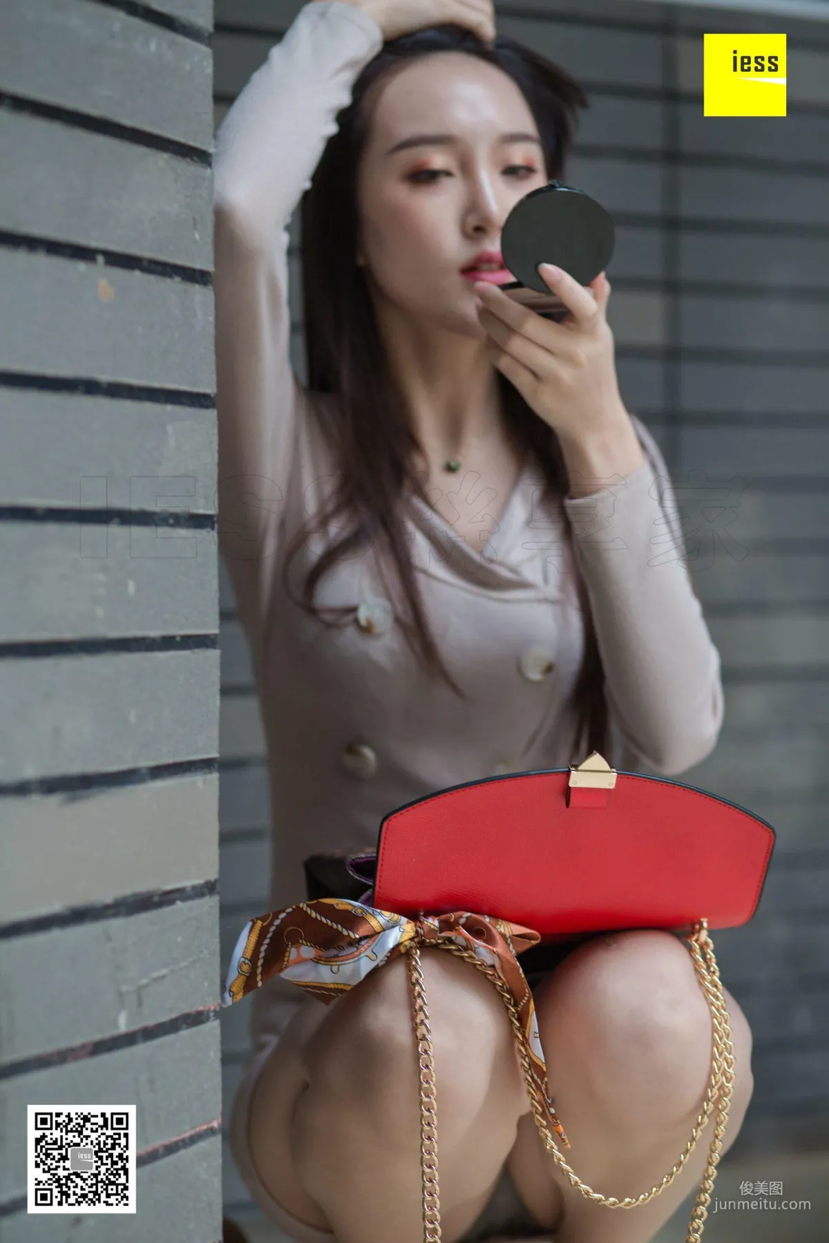 Model Yun Zhi, Yun Zhi Relaxing in the Park [IESS] Beautiful Legs and Silk Feet Photo Set photo 12