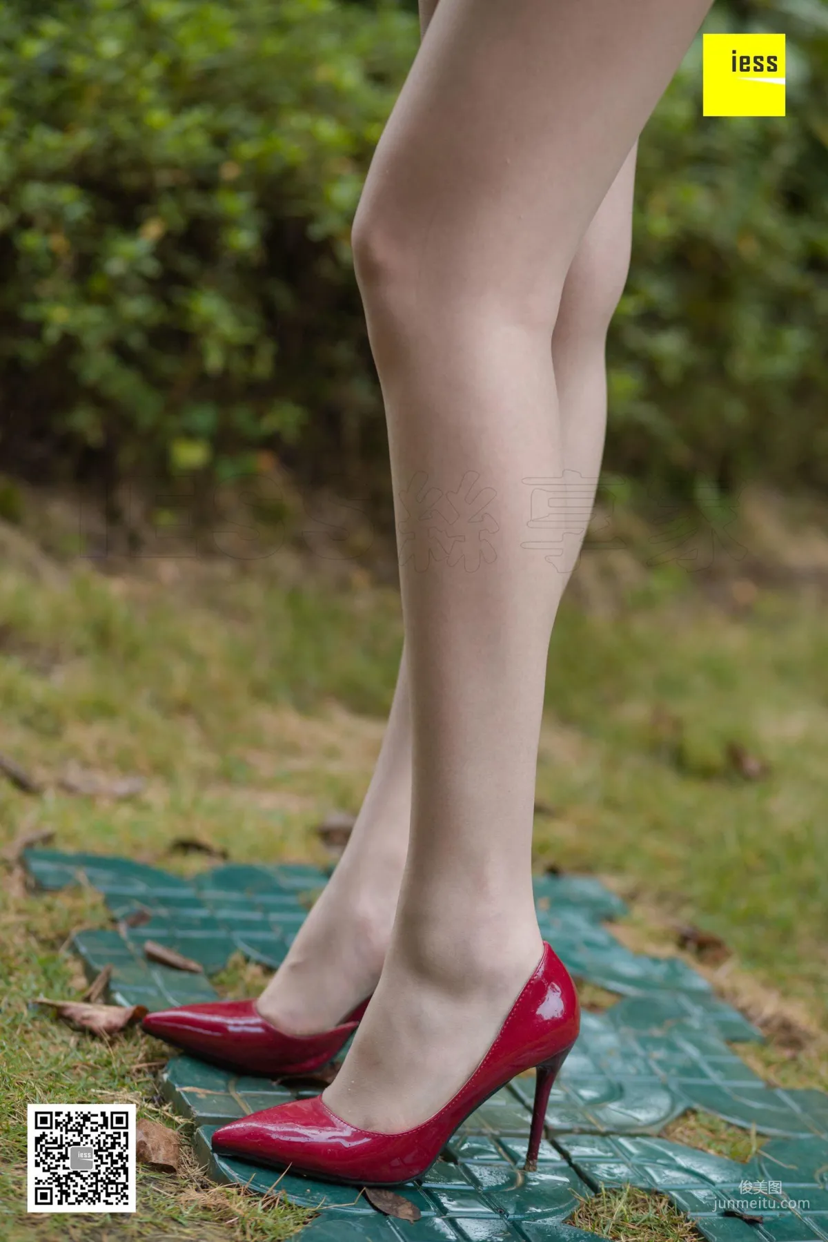 Model Yun Zhi, Yun Zhi Relaxing in the Park [IESS] Beautiful Legs and Silk Feet Photo Set photo 46