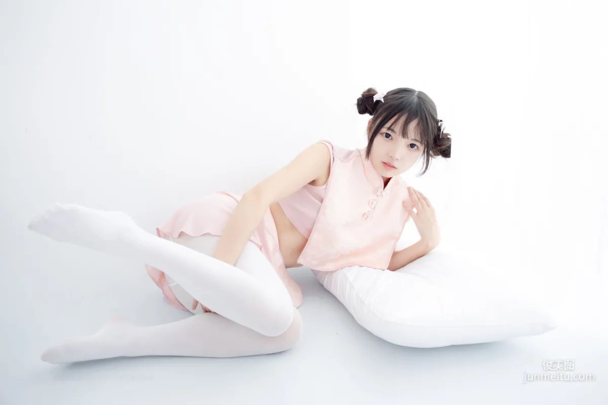 80D白絲踩物 [森蘿财團] [X-052] 寫真集 59