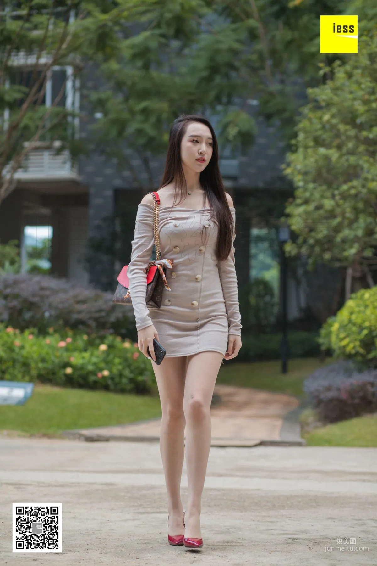 Model Yun Zhi, Yun Zhi Relaxing in the Park [IESS] Beautiful Legs and Silk Feet Photo Set photo 82