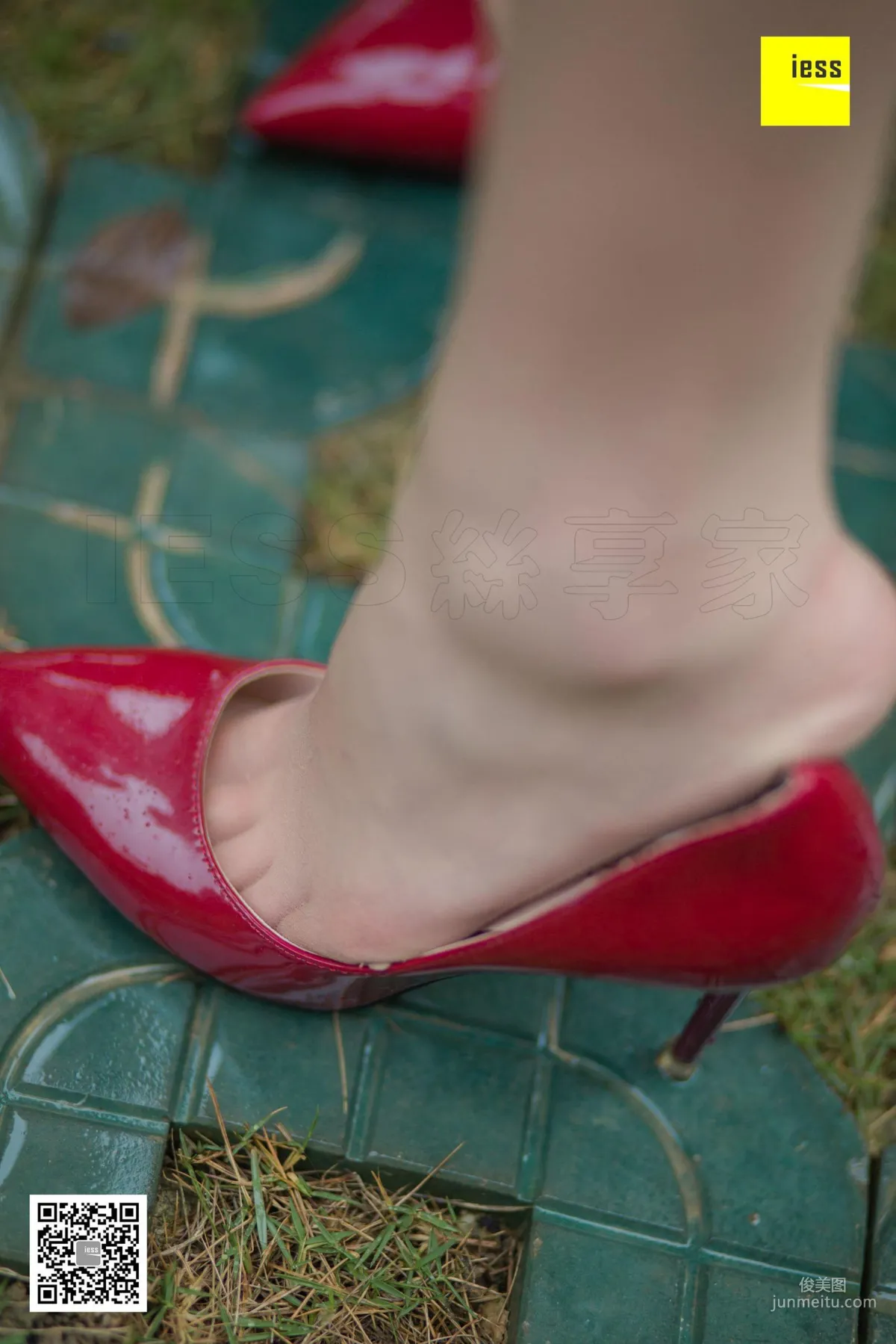 Model Yun Zhi, Yun Zhi Relaxing in the Park [IESS] Beautiful Legs and Silk Feet Photo Set photo 38