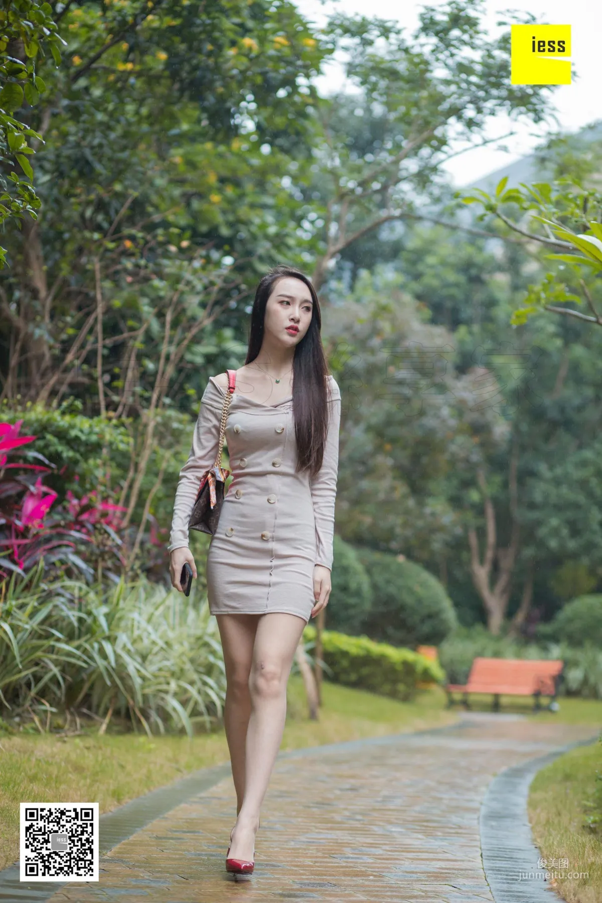 Model Yun Zhi, Yun Zhi Relaxing in the Park [IESS] Beautiful Legs and Silk Feet Photo Set photo 88