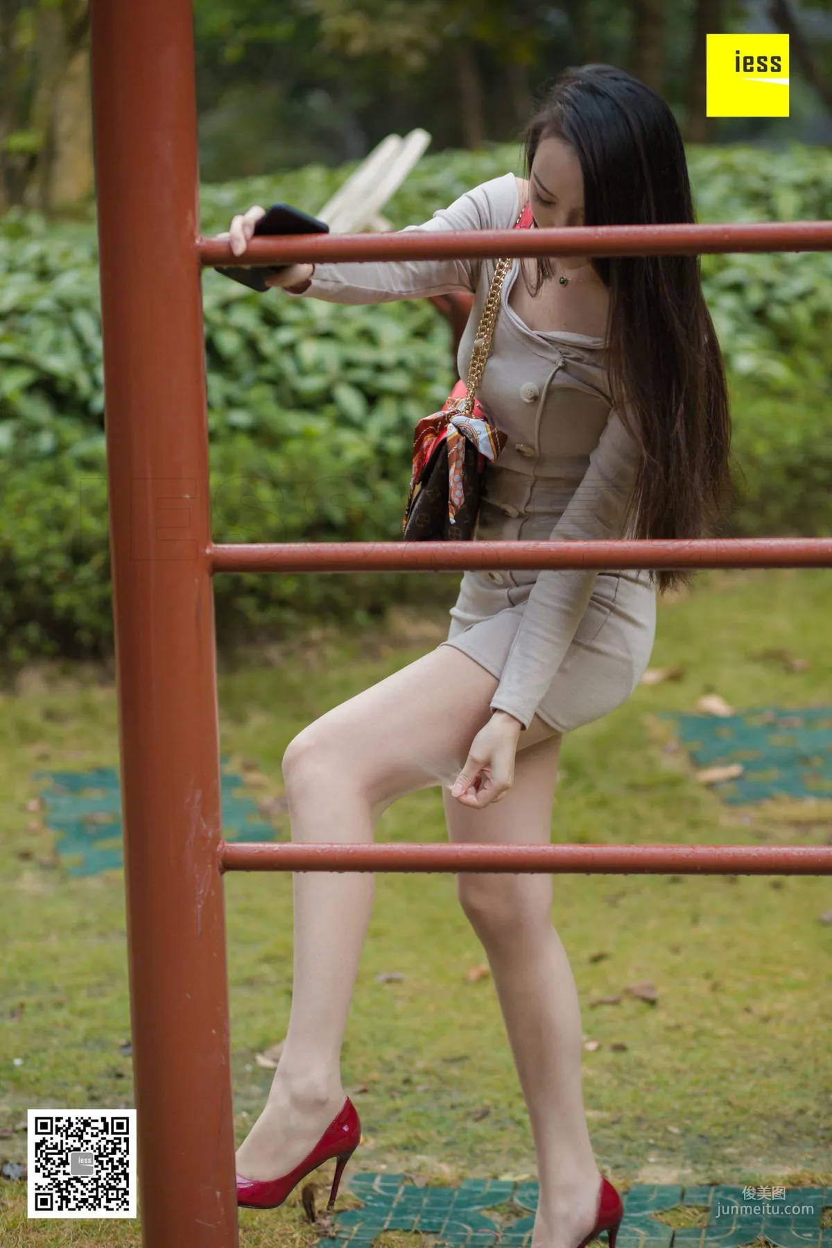 Model Yun Zhi, Yun Zhi Relaxing in the Park [IESS] Beautiful Legs and Silk Feet Photo Set photo 51
