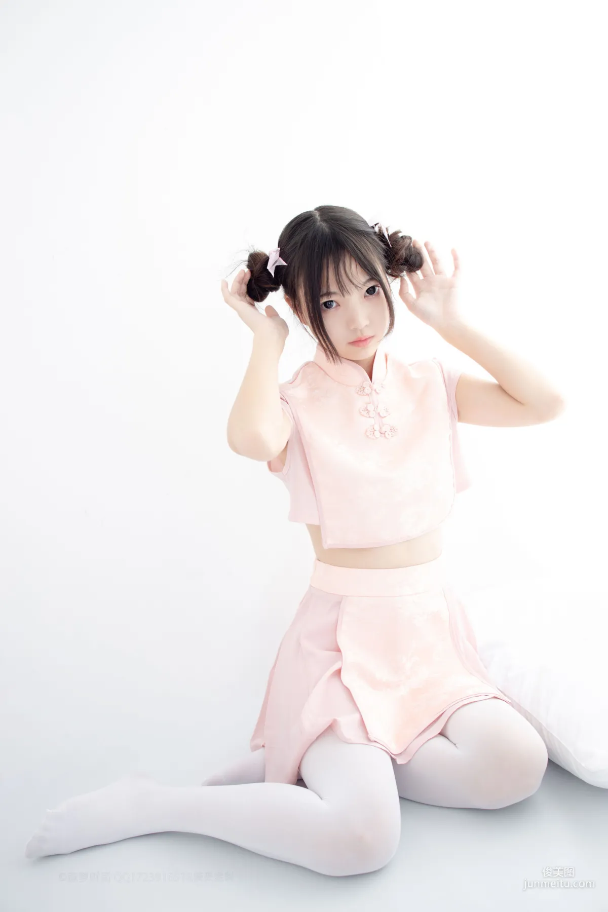 80D白絲踩物 [森蘿财團] [X-052] 寫真集 61