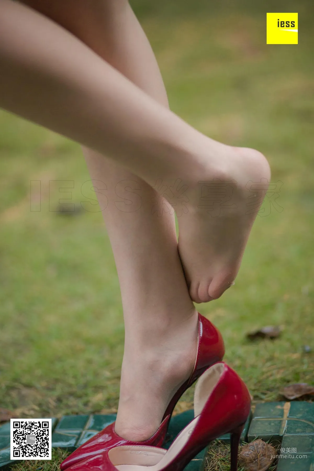 Model Yun Zhi, Yun Zhi Relaxing in the Park [IESS] Beautiful Legs and Silk Feet Photo Set photo 36