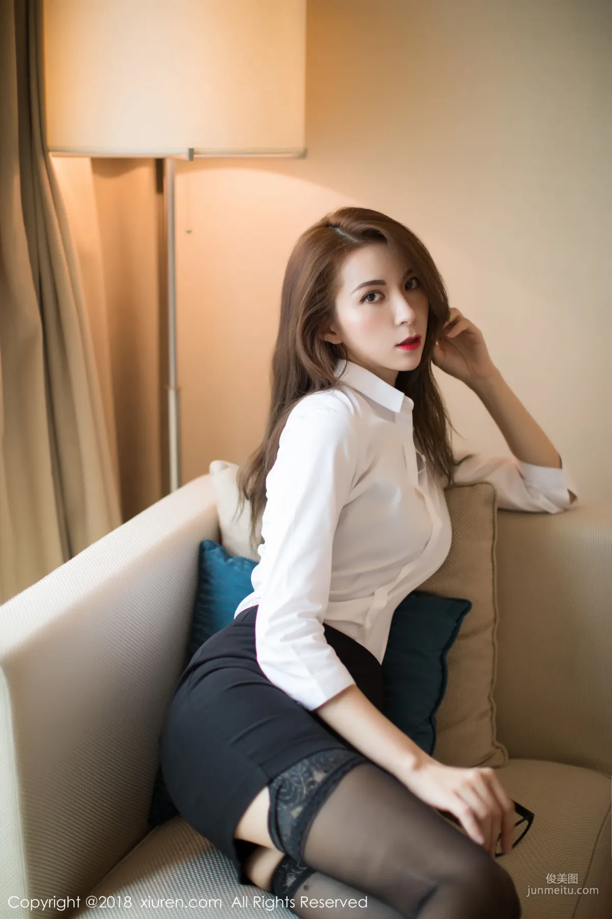 Chen Liangling carry "White Shirt Black Stockings Beautiful Legs OL Secretary Theme" [XiuRen] No.1290 Photo Set photo 16