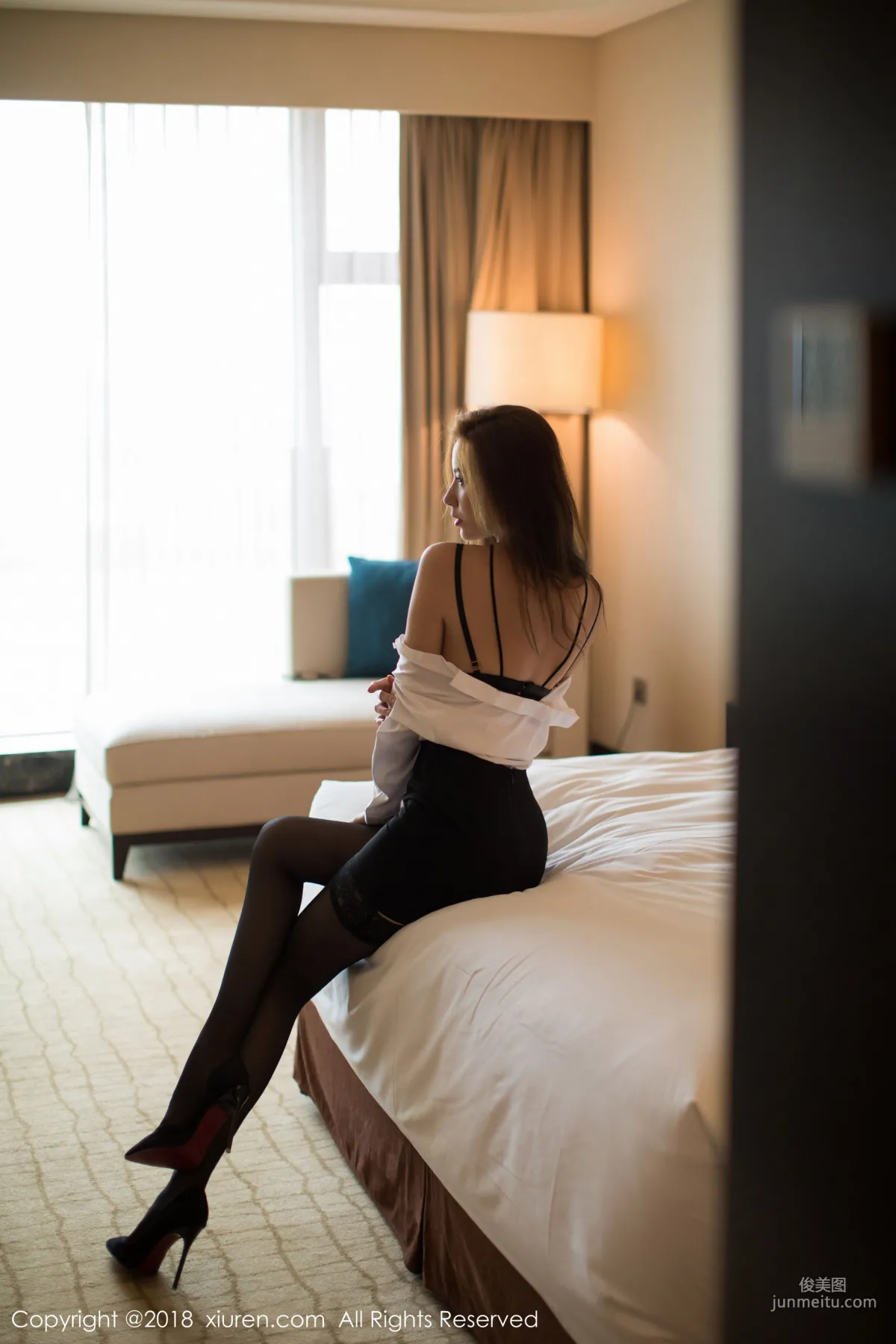 Chen Liangling carry "White Shirt Black Stockings Beautiful Legs OL Secretary Theme" [XiuRen] No.1290 Photo Set photo 28