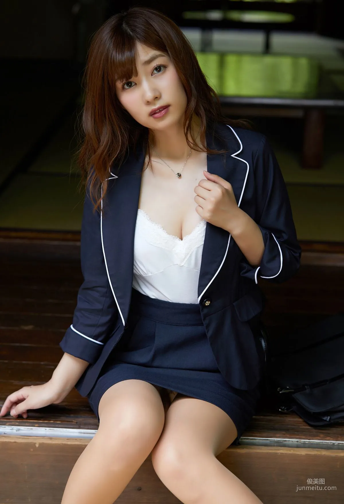 石岡真衣《私だけのお得意様》 [PB] 写真集11