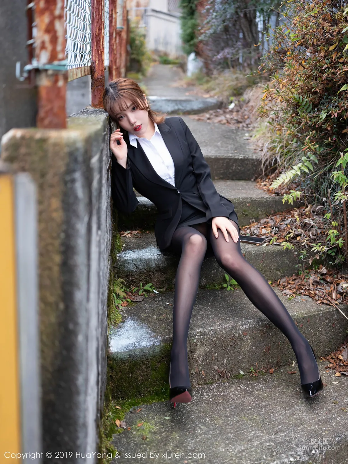Huang Leran, Sexy Mesh Lingerie + Bunny Girl + Uniform Black Stockings OL Series [HuaYang] Vol.113 Photo Set photo 26