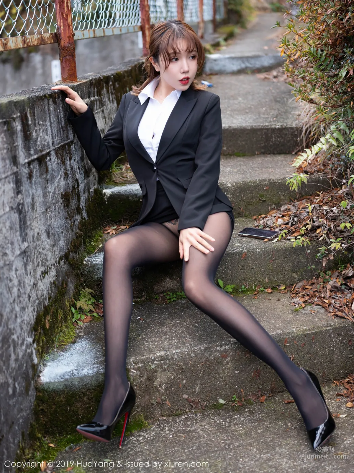 Huang Leran, Sexy Mesh Lingerie + Bunny Girl + Uniform Black Stockings OL Series [HuaYang] Vol.113 Photo Set photo 28