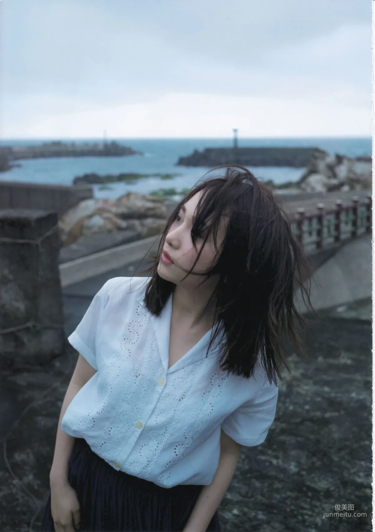高橋朱里 《曖昧な自分》 写真集17