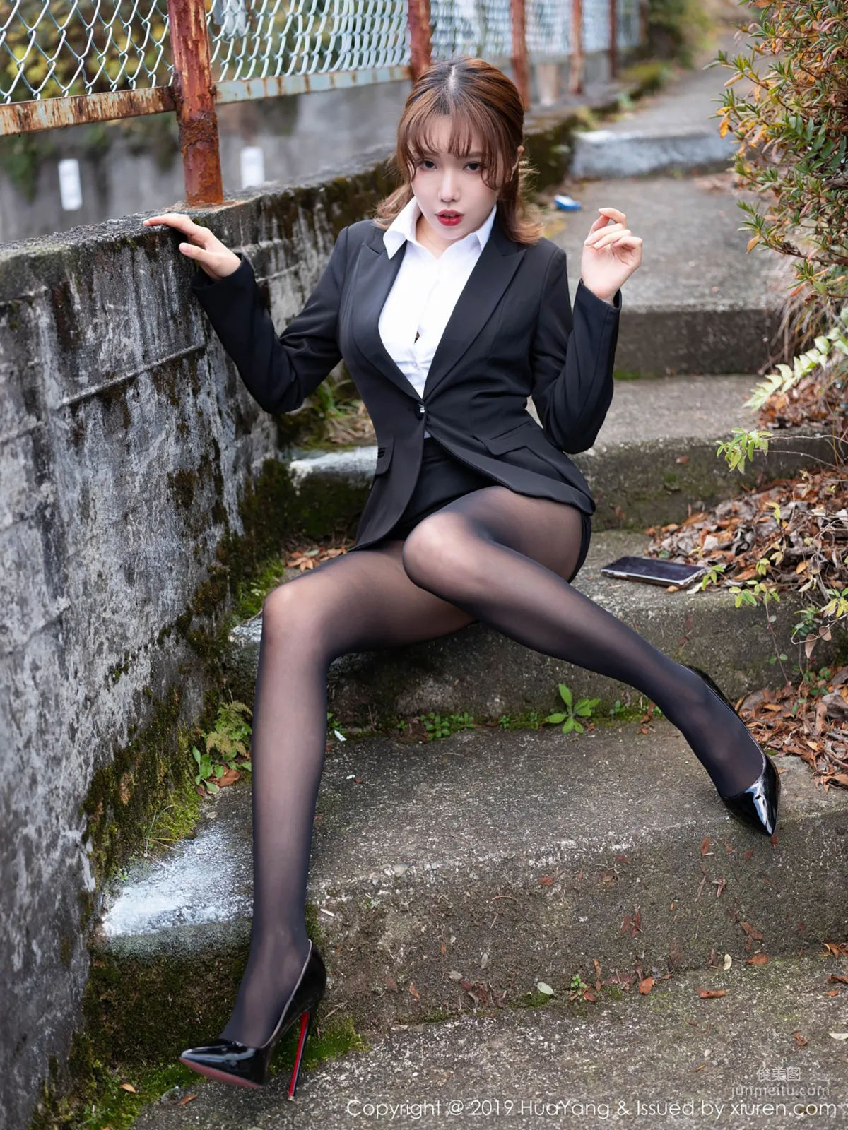 Huang Leran, Sexy Mesh Lingerie + Bunny Girl + Uniform Black Stockings OL Series [HuaYang] Vol.113 Photo Set photo 1