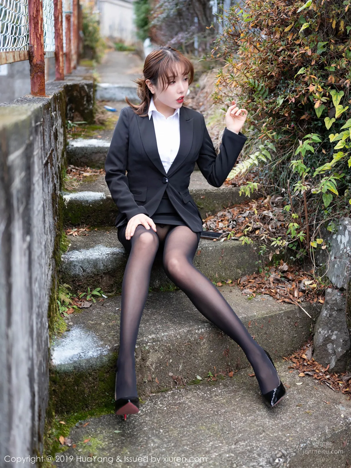 Huang Leran, Sexy Mesh Lingerie + Bunny Girl + Uniform Black Stockings OL Series [HuaYang] Vol.113 Photo Set photo 25