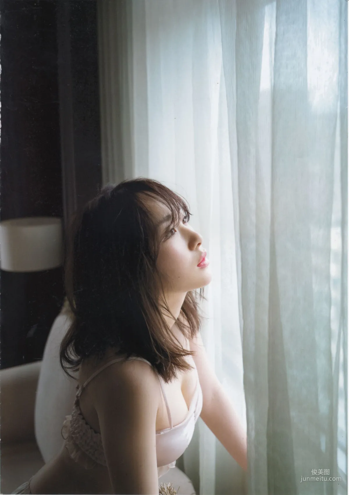 高橋朱里 《曖昧な自分》 写真集12