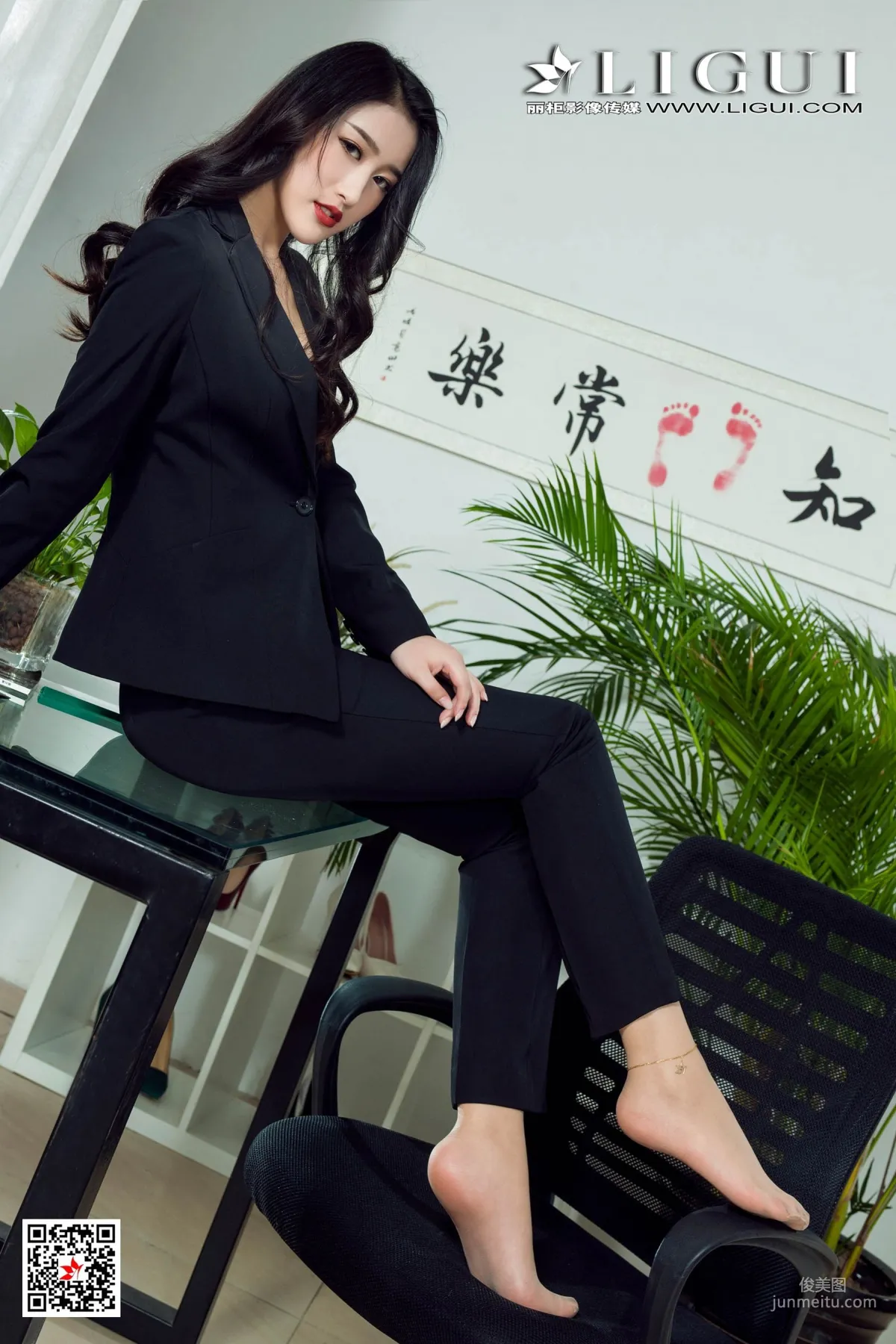 腿模拉拉《西裝麗人》 [麗櫃Ligui] 網絡麗人 寫真集 11