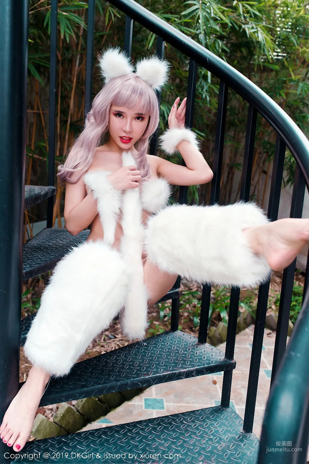 Ai Xiaoqing, Seductive White Fox Outdoor Shoot Series, Vacuum Performance [DKGirl] Vol.099 Photo Set photo 33