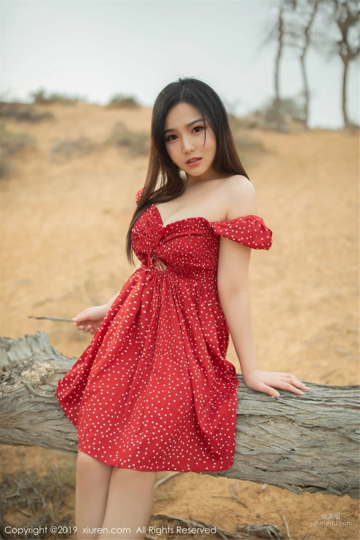 Xu Weiwei 'Desert, Pool, Beauty, Full of Color, Fragrance and Taste!' [XiuRen] No.1388 Photo Set photo 20