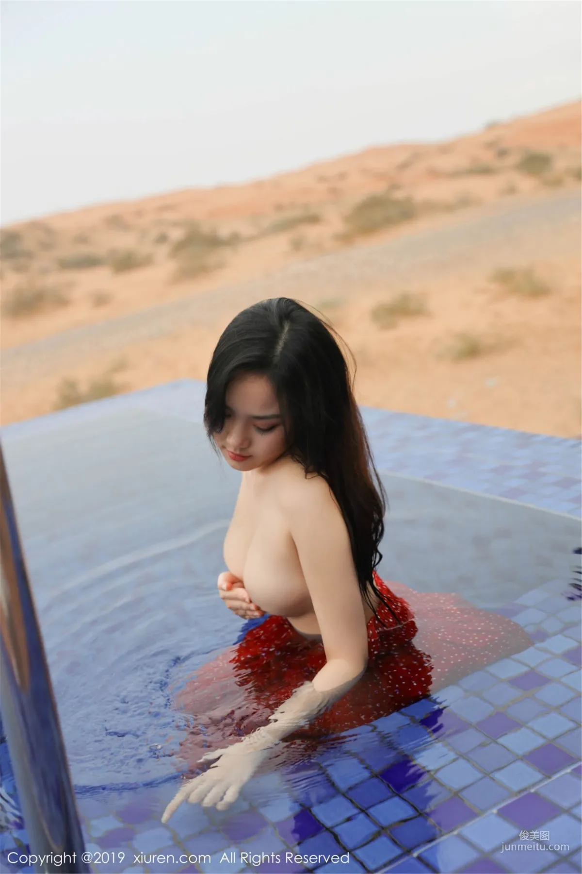 Xu Weiwei 'Desert, Pool, Beauty, Full of Color, Fragrance and Taste!' [XiuRen] No.1388 Photo Set photo 7