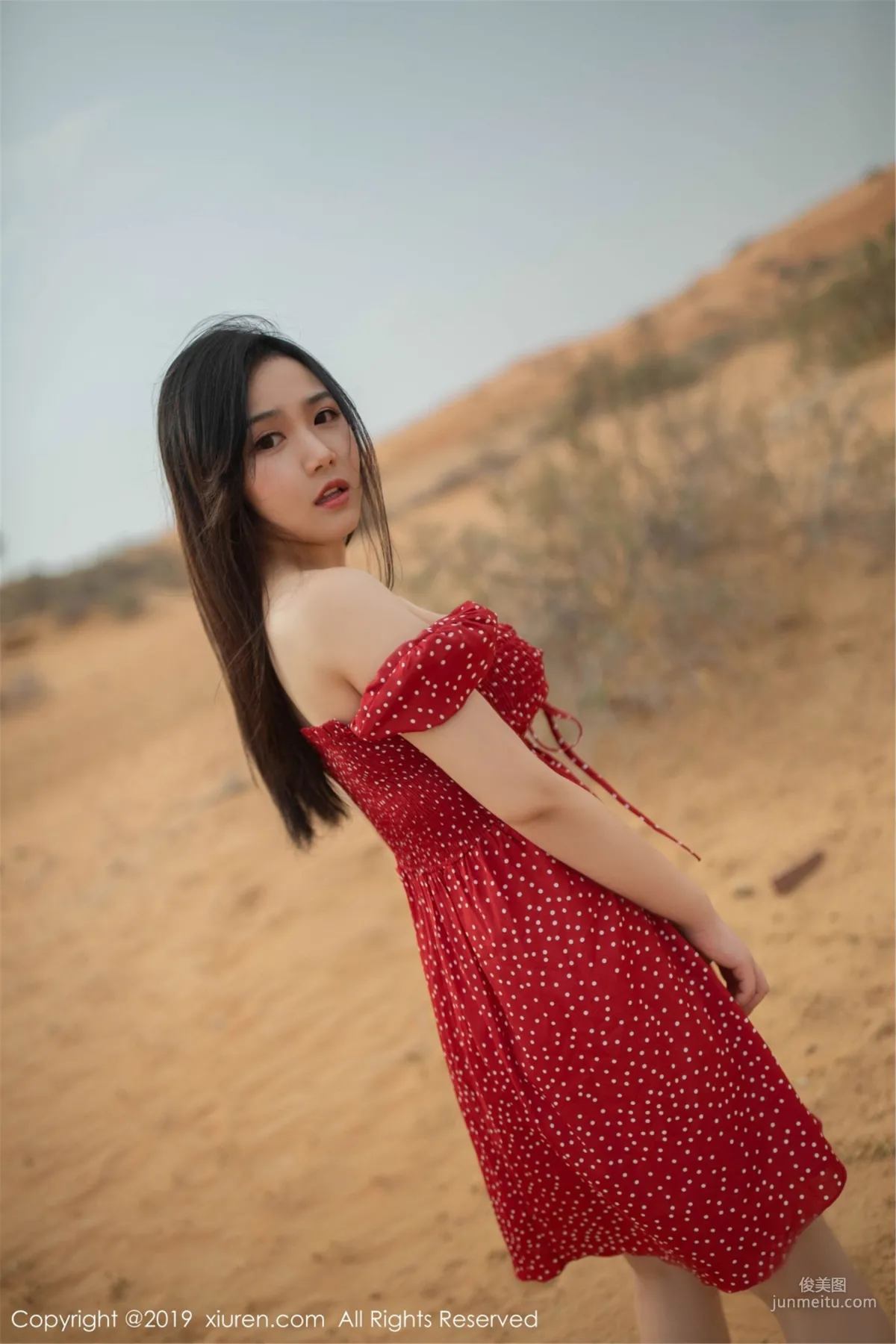 Xu Weiwei 'Desert, Pool, Beauty, Full of Color, Fragrance and Taste!' [XiuRen] No.1388 Photo Set photo 19