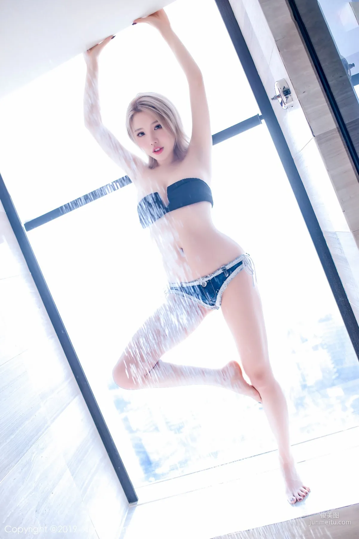 Huang Leran, Open-Chest Swimsuit and Bathroom Denim Hot Pants, Chest Wrap Playing in the Water [XiuRen] No.1386 Photo Set photo 36