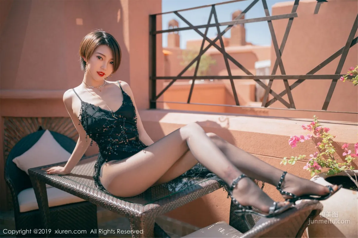 Fengmumu LRIS "Ultimate Black Stockings Charm Under the Red Wall Outdoor Scene" [XiuRen] No.1393 Photo Set photo 20