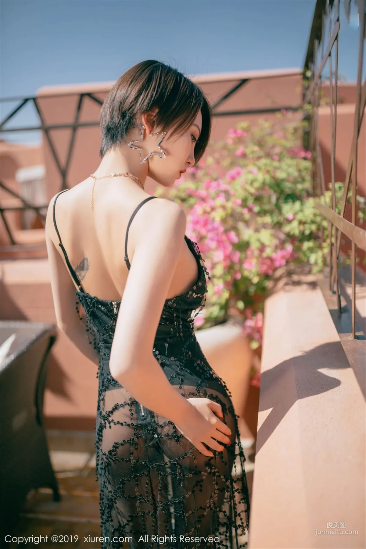 Fengmumu LRIS "Ultimate Black Stockings Charm Under the Red Wall Outdoor Scene" [XiuRen] No.1393 Photo Set photo 12