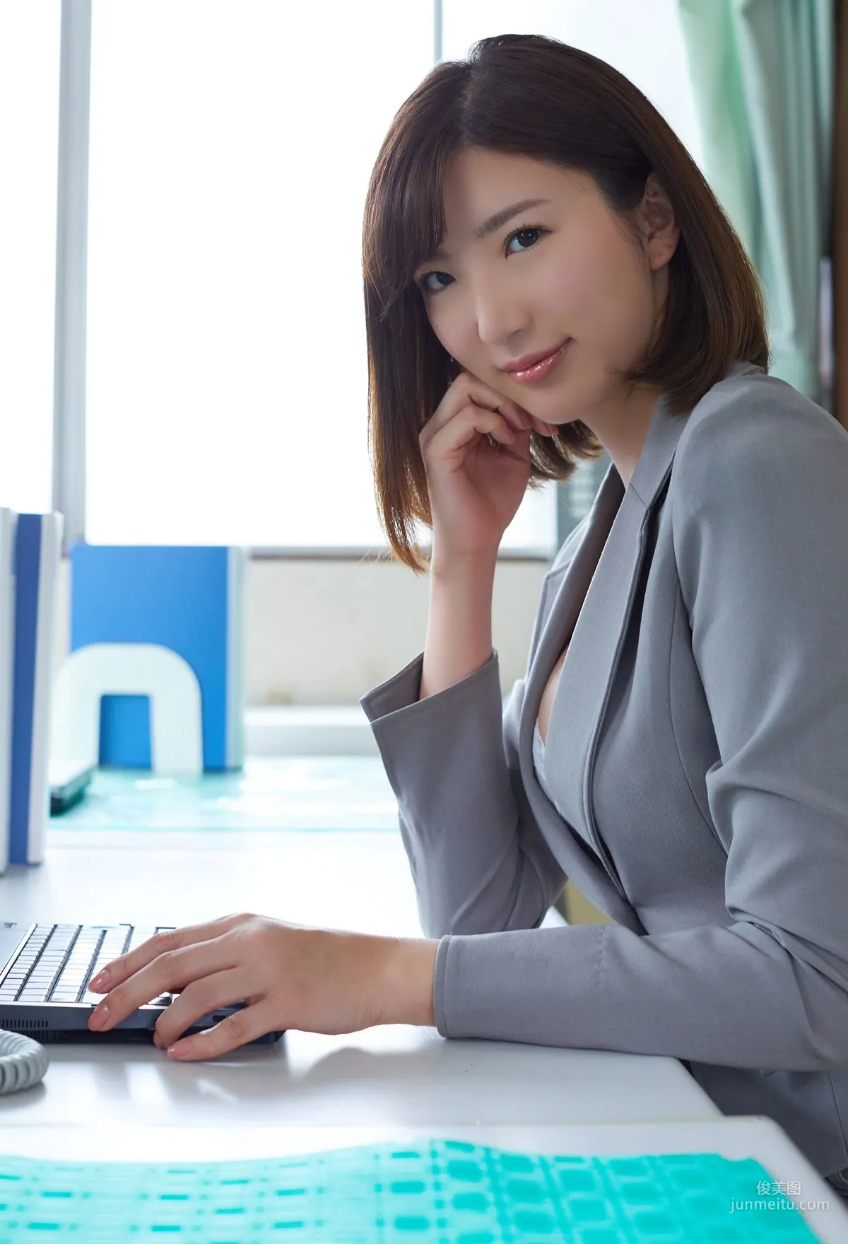 松嶋えいみ《放課後に呼び出されて》寫真集 6