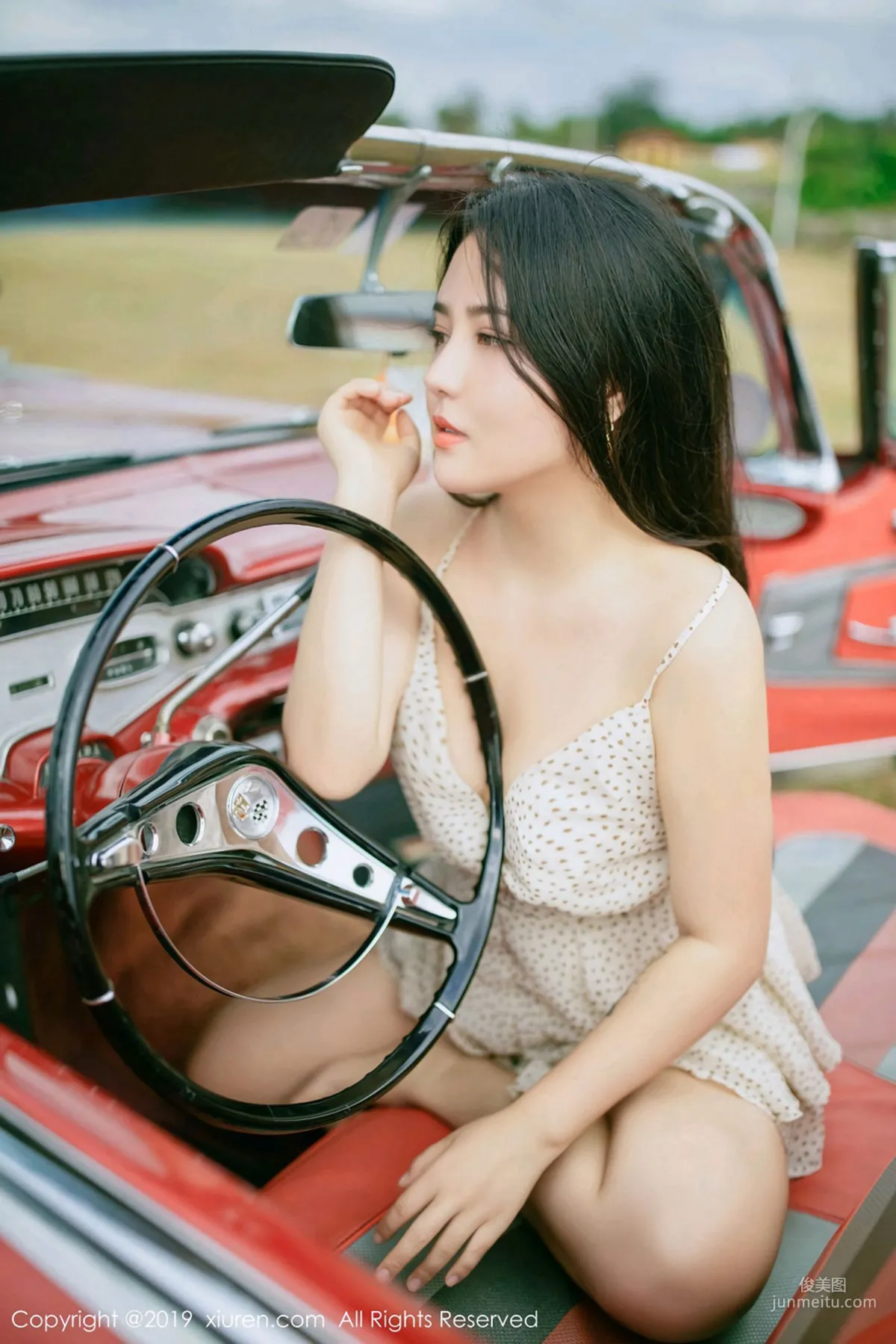 Manuela, Incomparable Curves in a Vintage Car Outdoor Shoot [XiuRen] No.1463 Photo Set photo 8