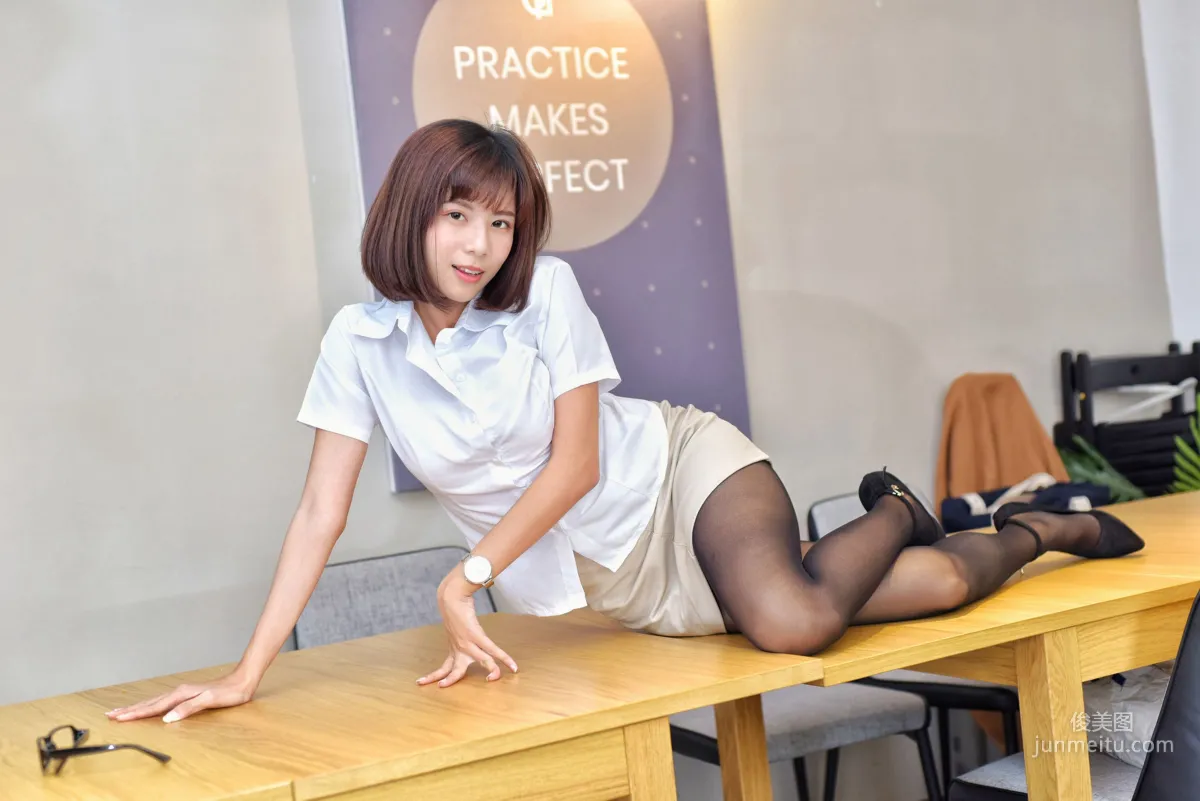 方唯真《OL黑丝短发美女》 [台湾正妹] 写真集5
