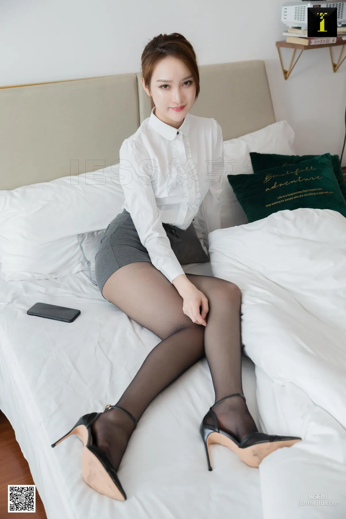Model Yun Zhi, The Boss Lady on the Phone [IESS] Photo Set photo 43
