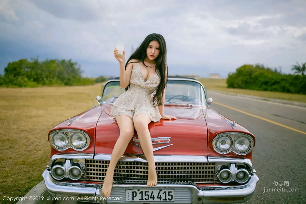 Manuela, Incomparable Curves in a Vintage Car Outdoor Shoot [XiuRen] No.1463 Photo Set photo 28