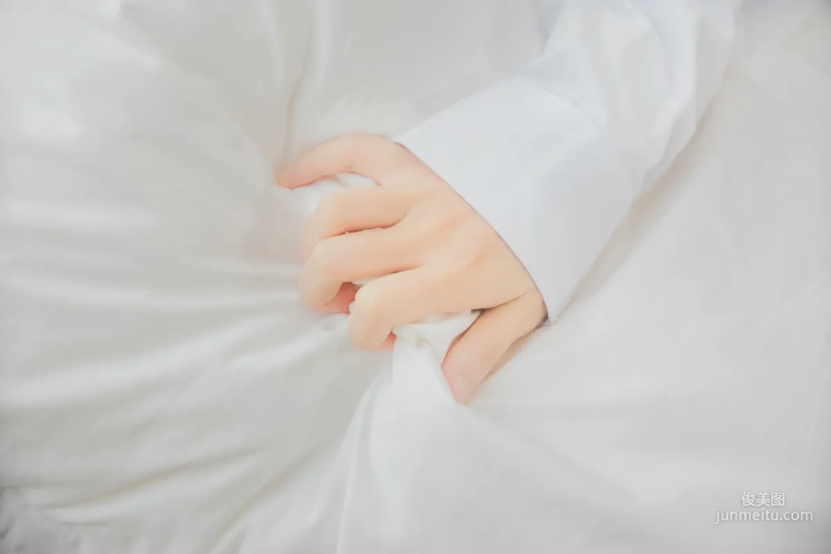 桜桃喵 《白襯衫雙馬尾》 [蘿莉COS] 寫真集 19