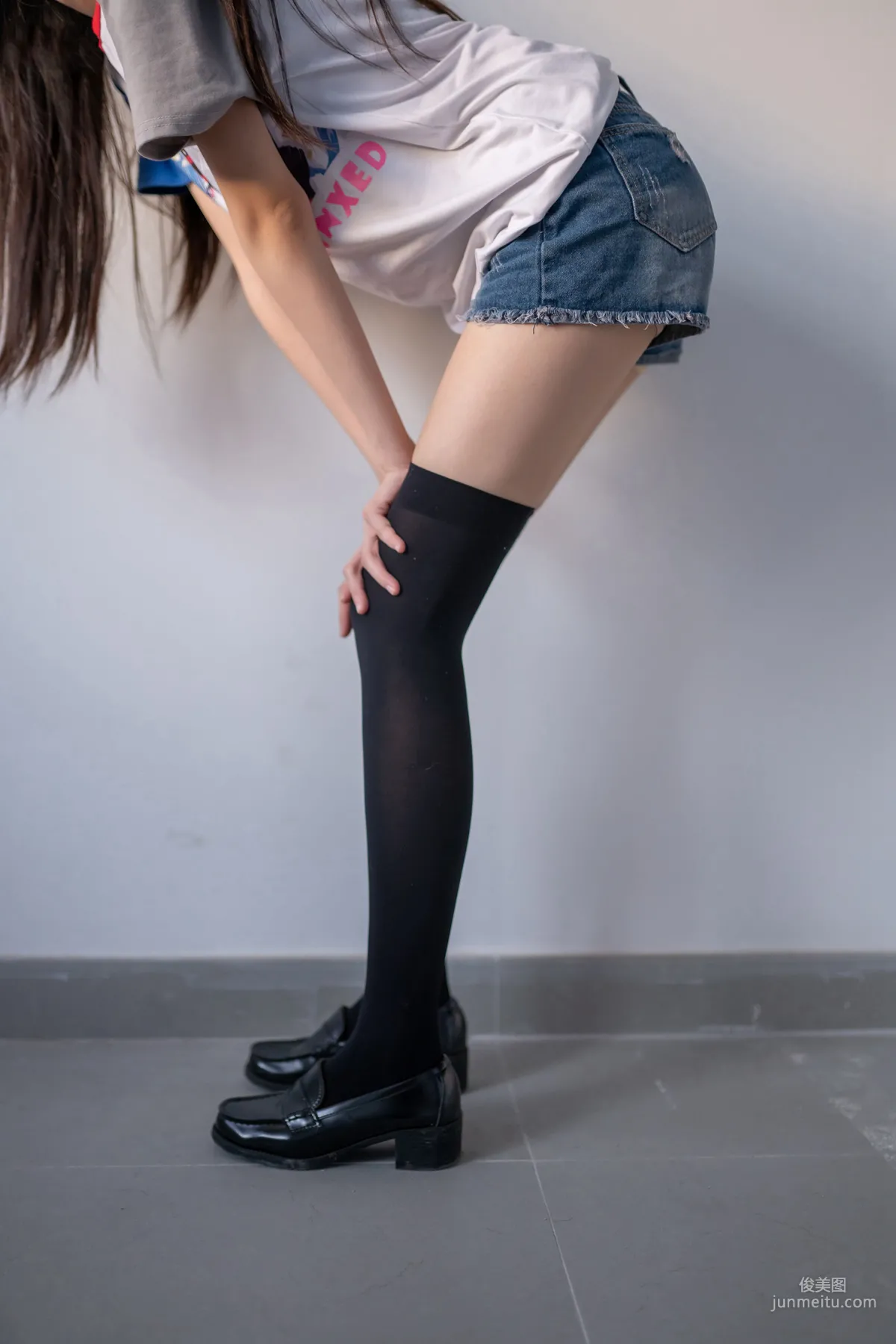 [Fengzhi Lingyu] NO.113 Black Stockings Denim Shorts Slim Waist Photo Set photo 2