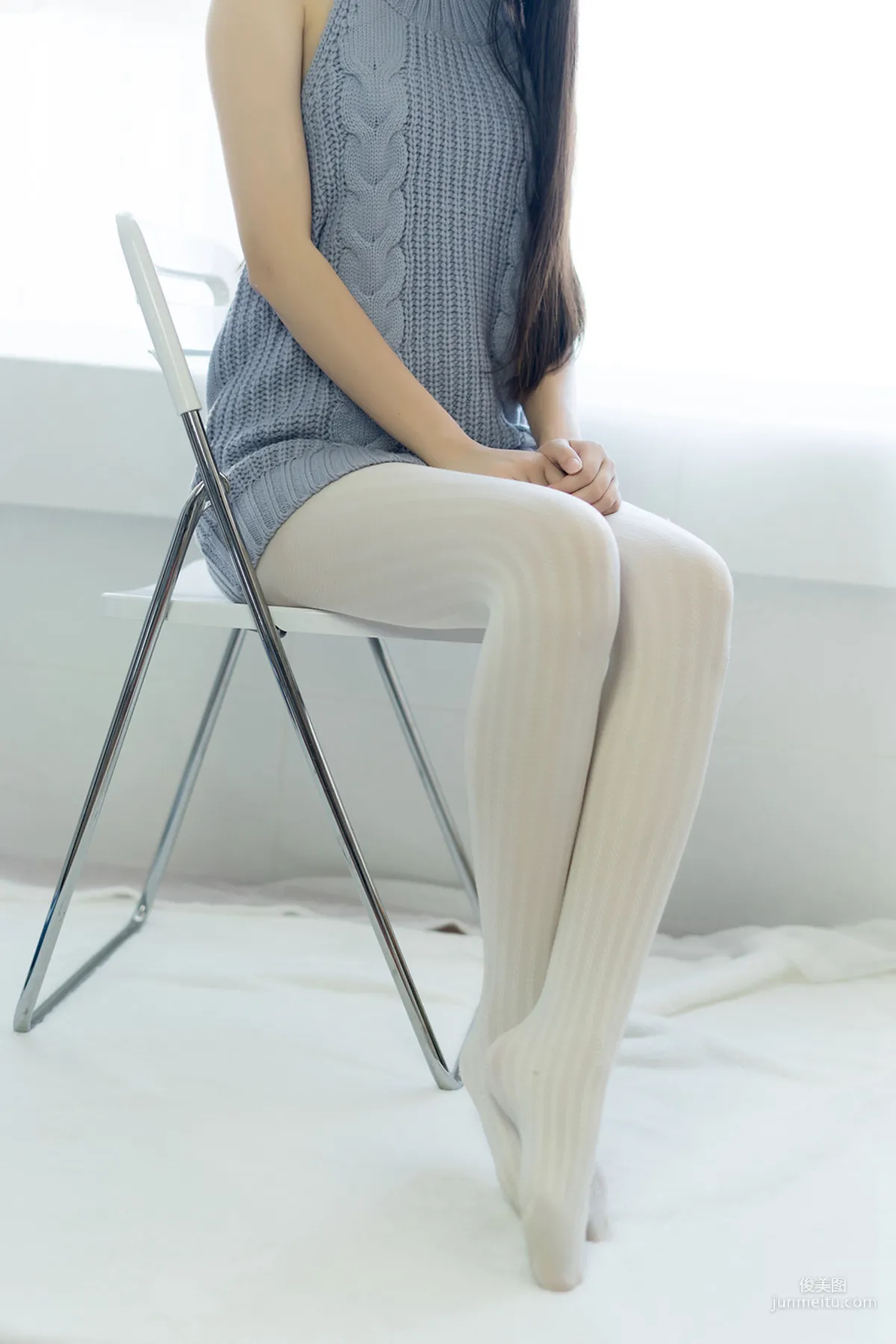 [Fengzhi Lingyu] NO.086 Sexy Backless Sweater Thick White Stockings Photo Set photo 3