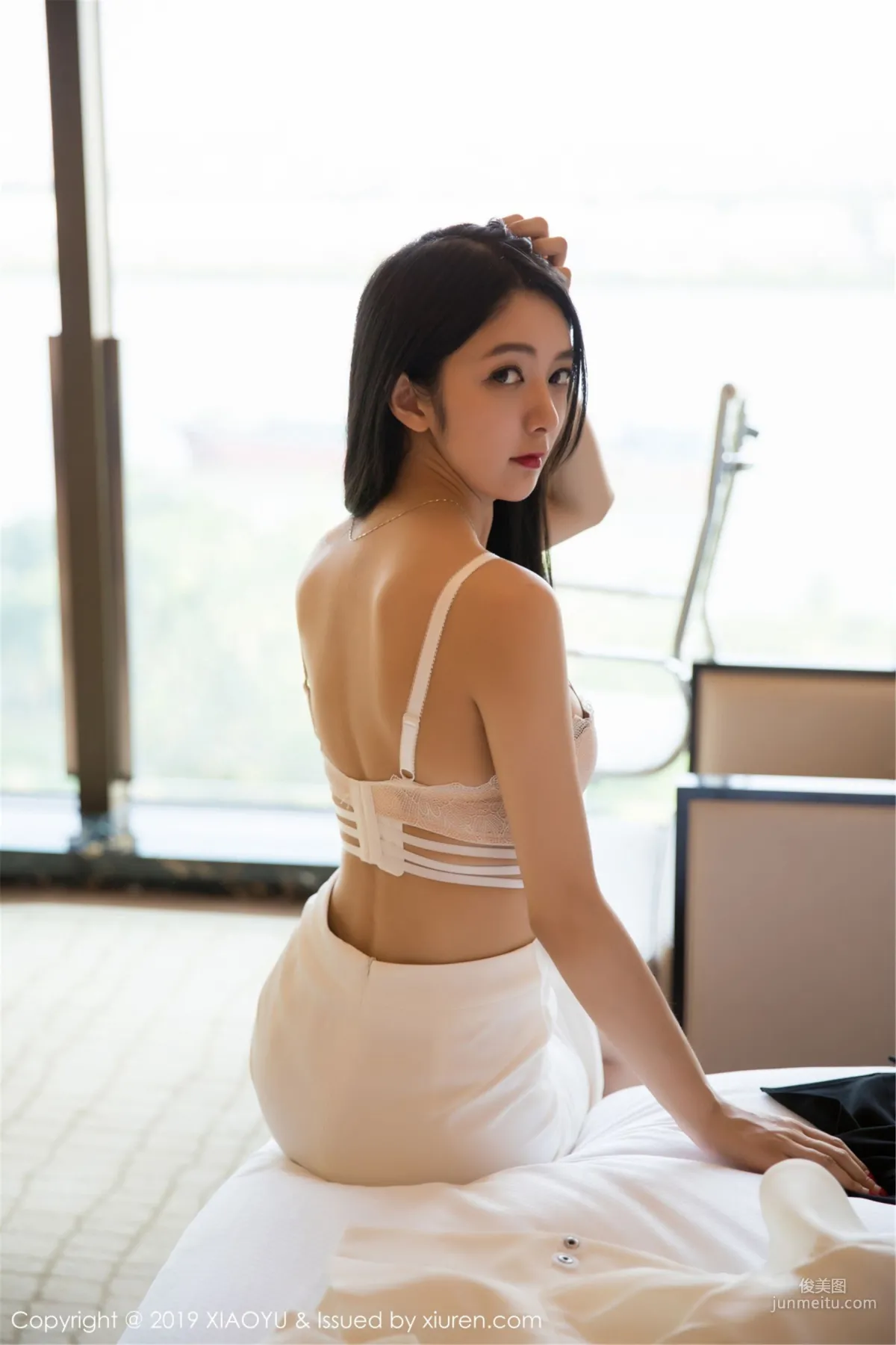 Angela Loves Cats, Stockings, Beautiful Legs and Jade Feet Under the Veil [XIAOYU] Vol.052 Photo Set photo 1