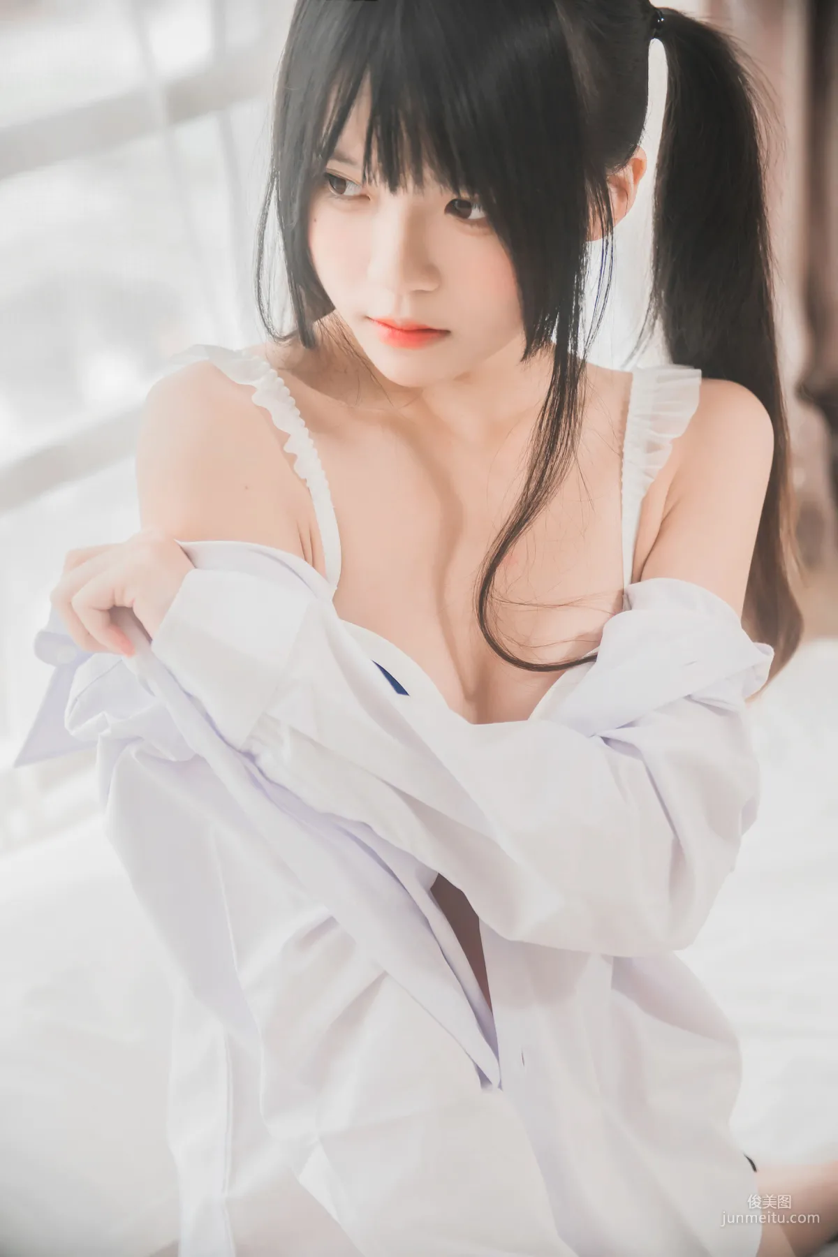 桜桃喵 《白襯衫雙馬尾》 [蘿莉COS] 寫真集 24