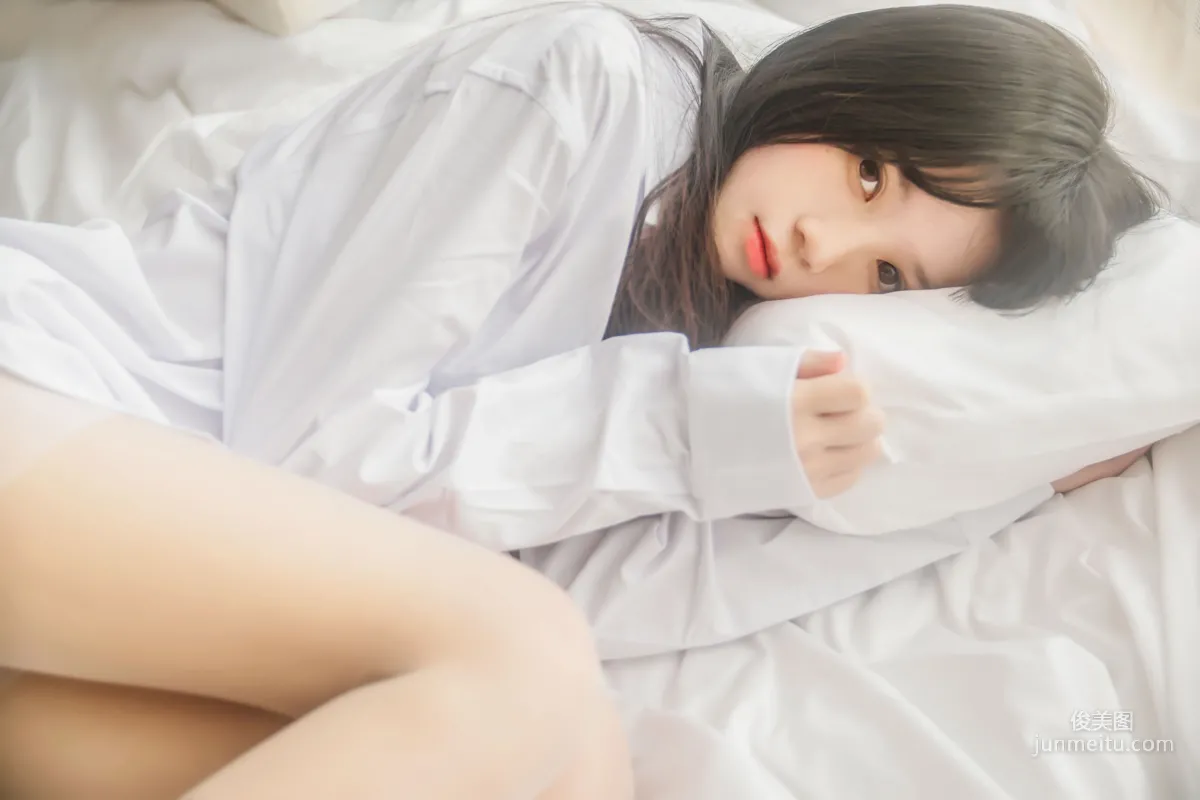 桜桃喵《桜桃未熟 - 白襯衫散發》 [蘿莉COS] 寫真集 14