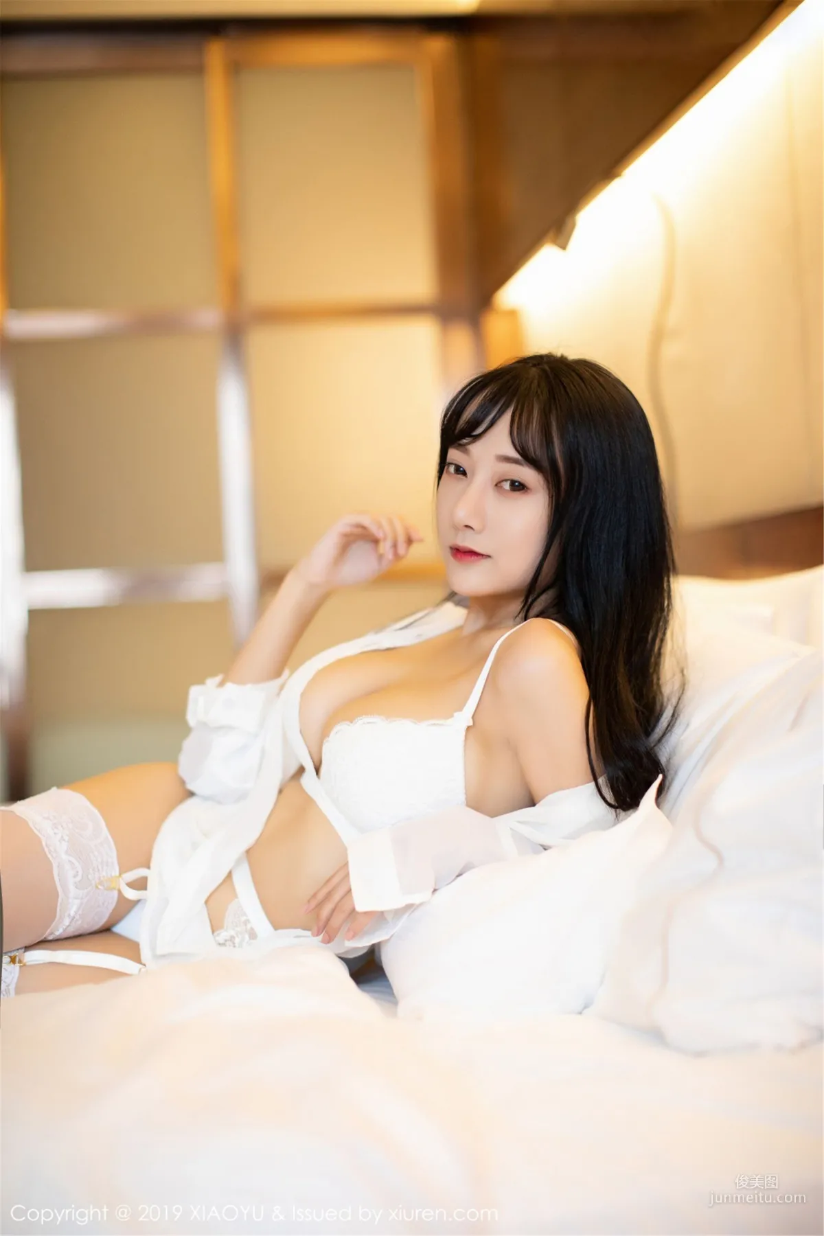 He Jiaying 《Graceful Posture in a Low-Cut Shirt and Lace Garter Stockings》 [XIAOYU] Vol.076 Photo Set photo 23