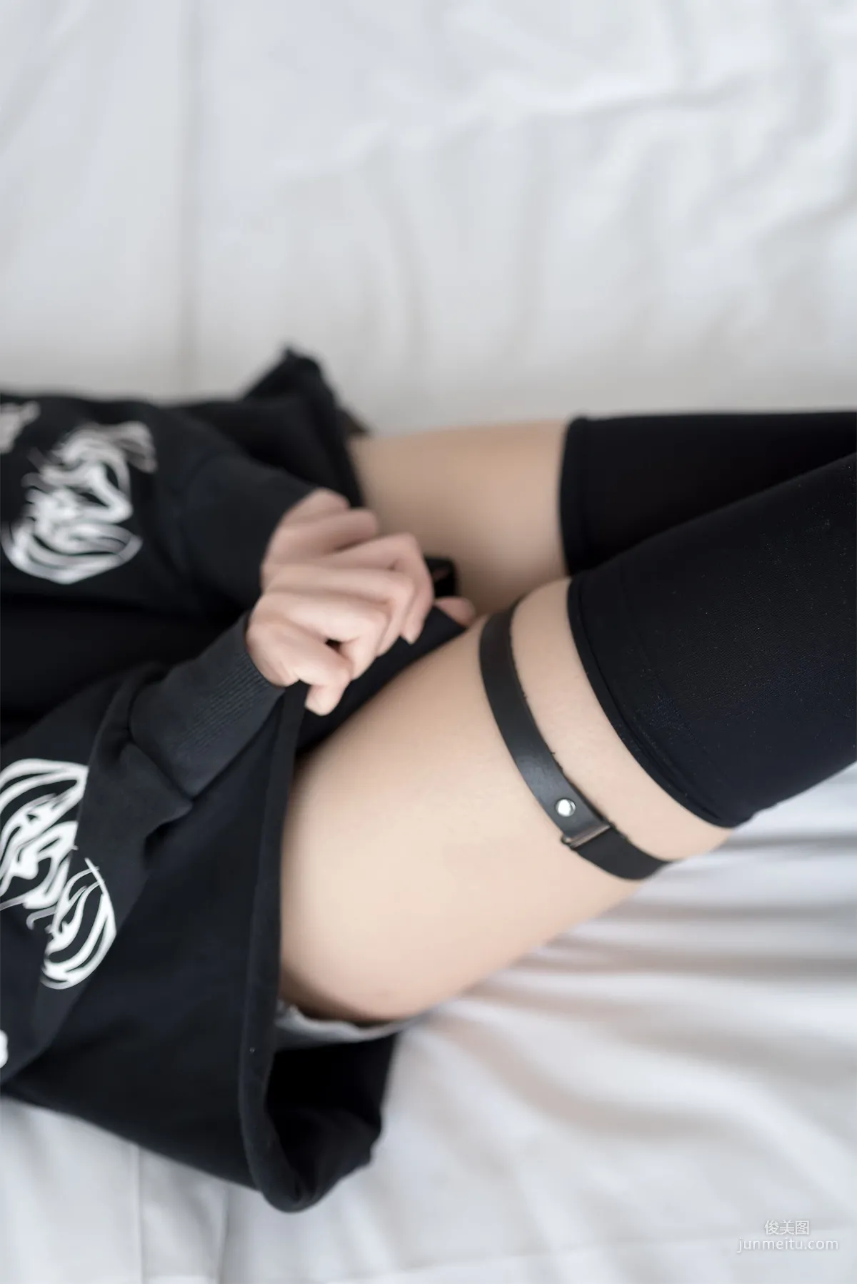 [Fengzhi Lingyu] NO.017 Blonde Beauty Black Temptation Photo Set photo 37