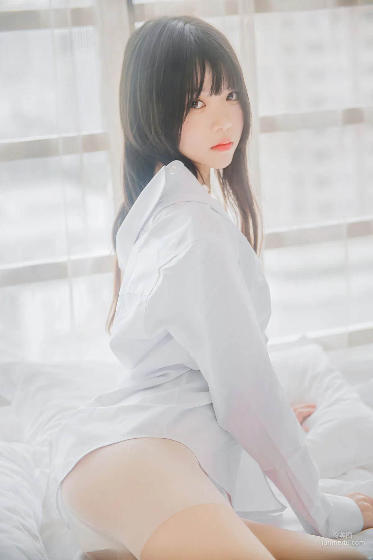 桜桃喵《桜桃未熟 - 白襯衫散發》 [蘿莉COS] 寫真集 38