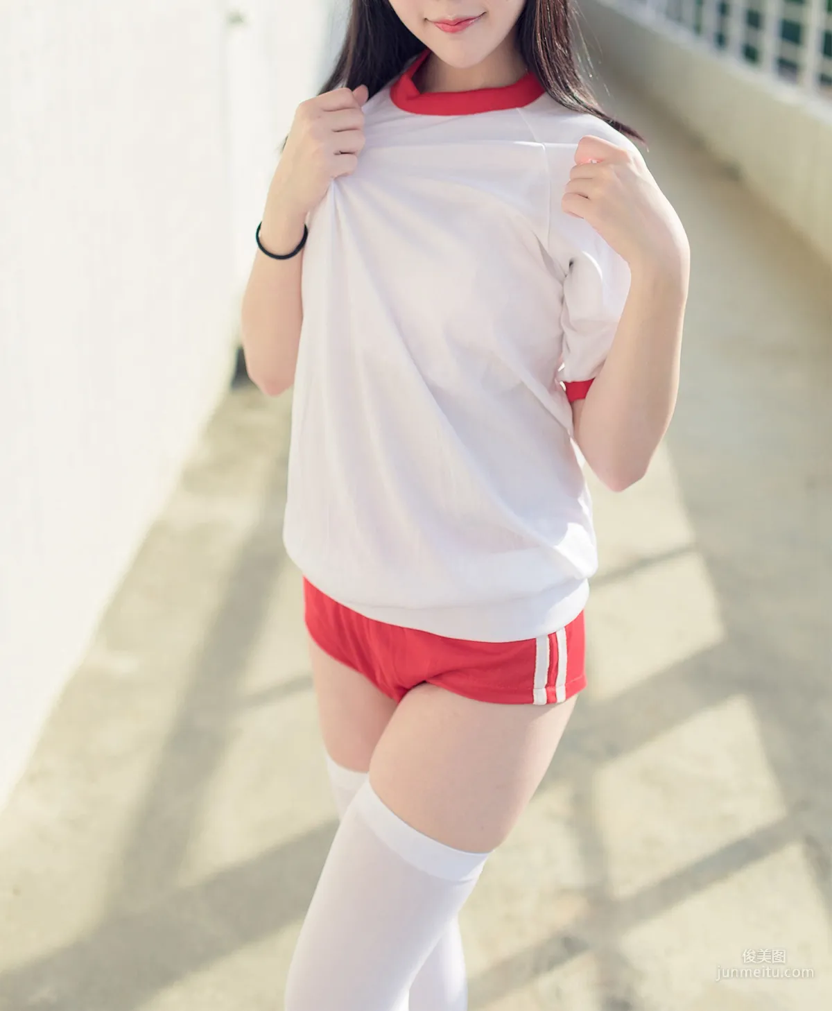 [Fengzhi Lingyu] NO.112 White Stockings Gymnastics Girl on the Sports Field Photo Set photo 3