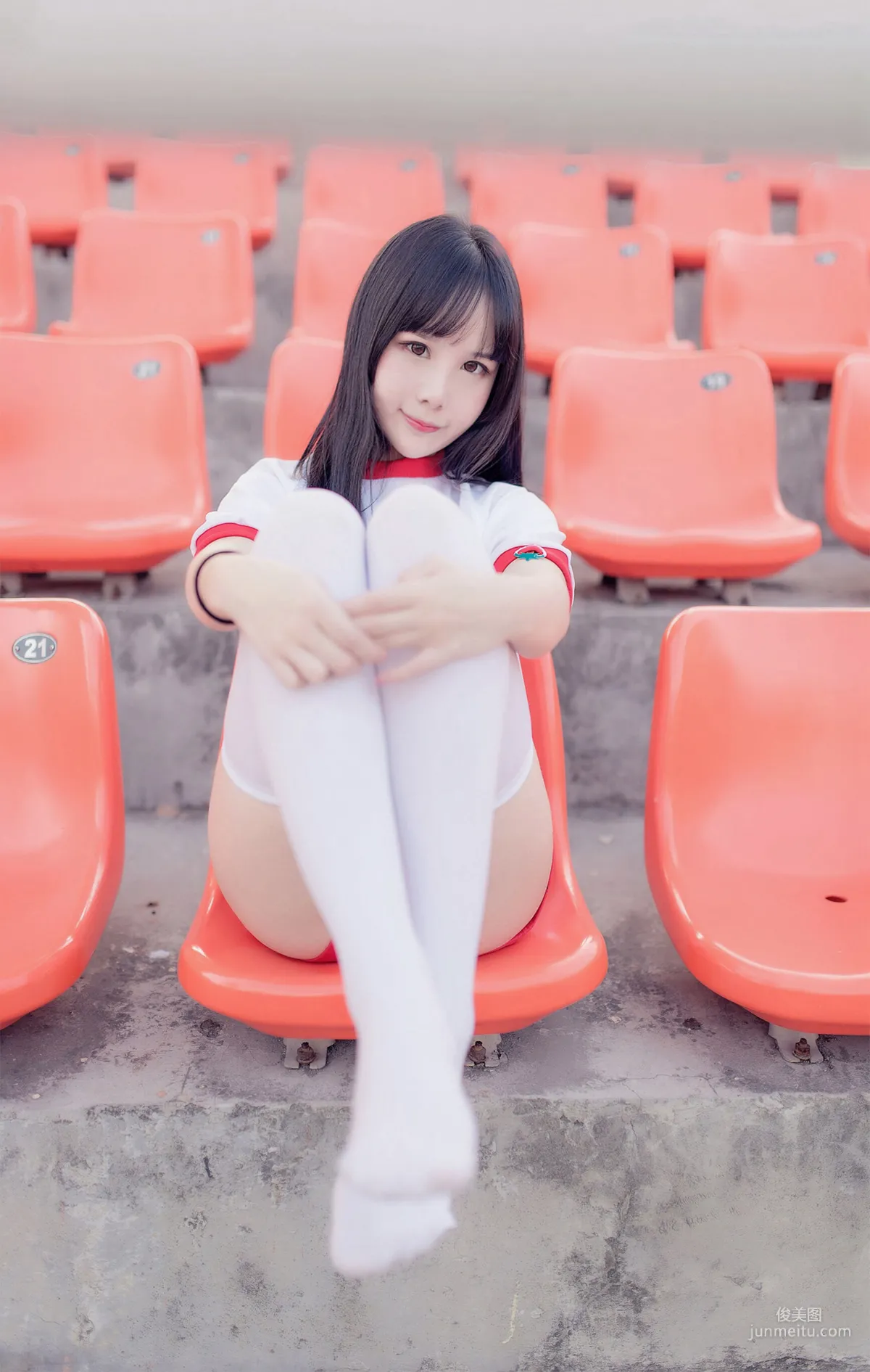 [Fengzhi Lingyu] NO.112 White Stockings Gymnastics Girl on the Sports Field Photo Set photo 5