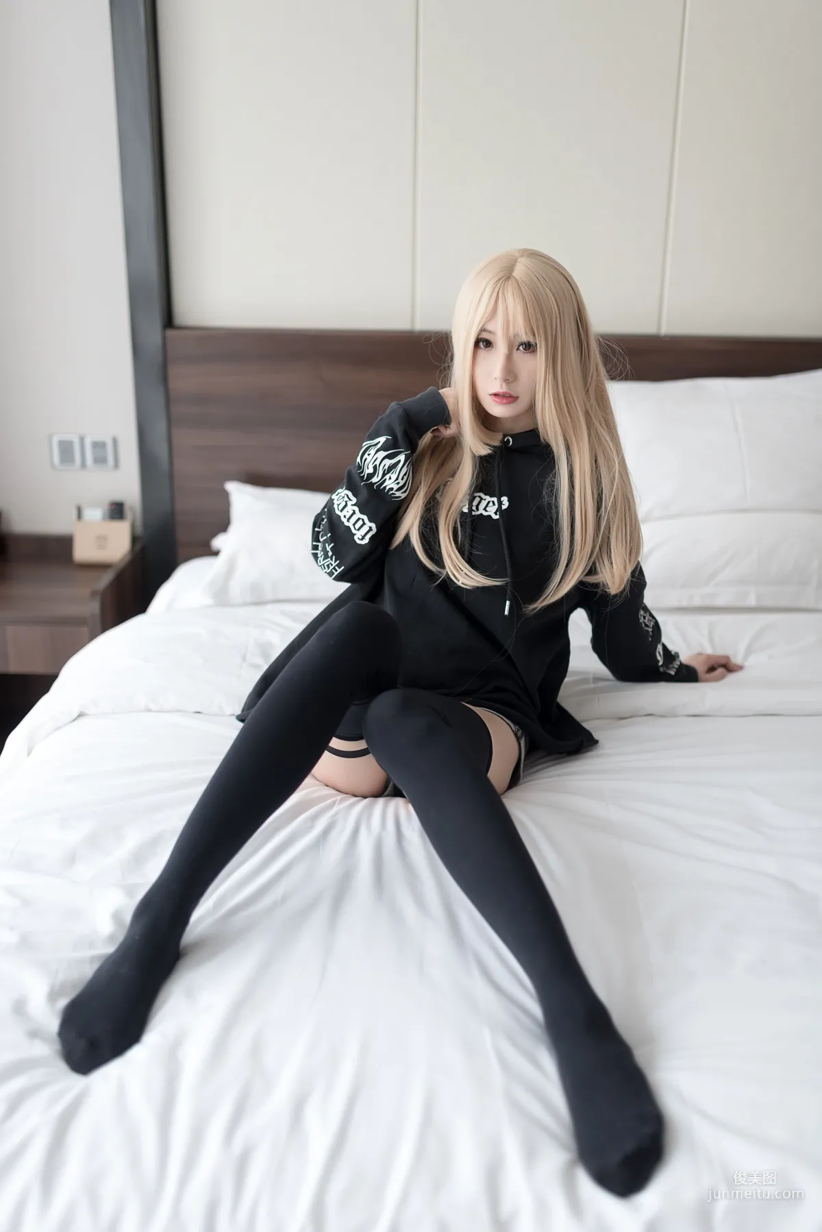 [Fengzhi Lingyu] NO.017 Blonde Beauty Black Temptation Photo Set photo 36