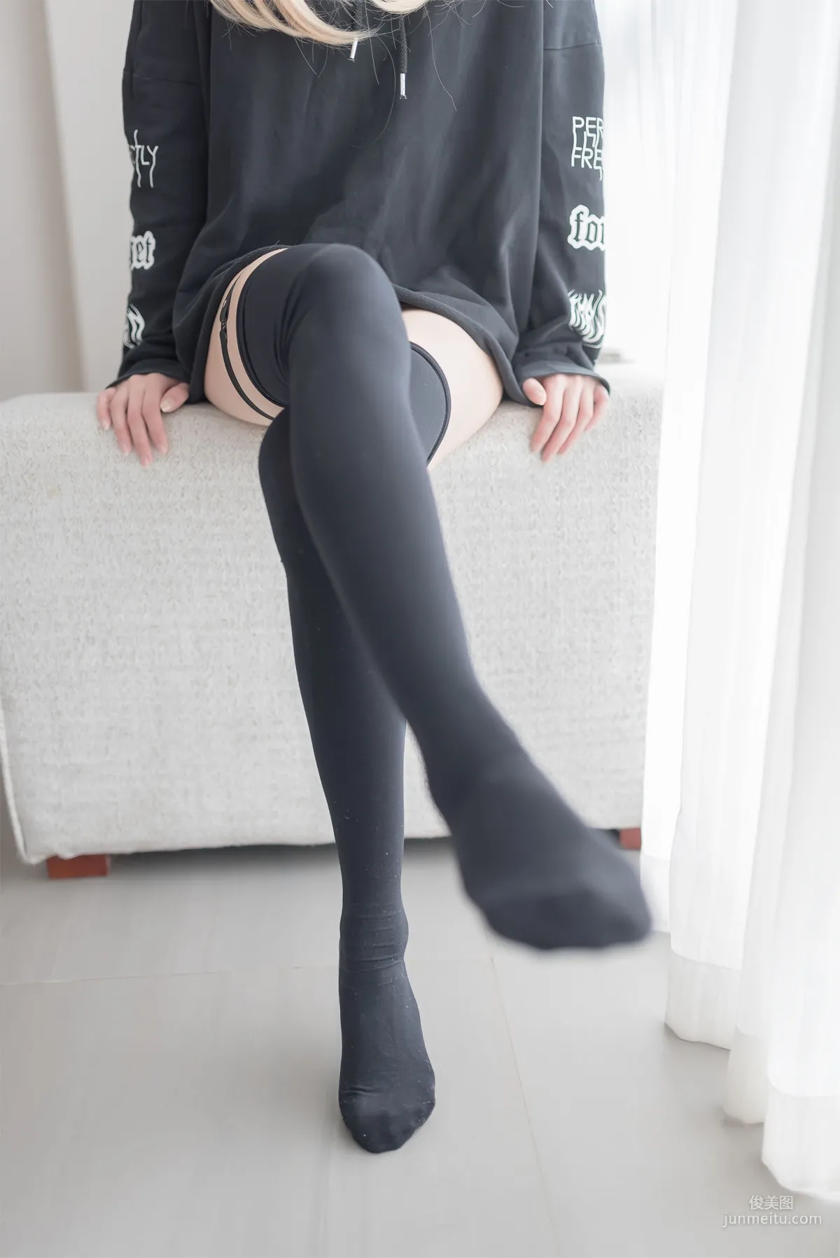 [Fengzhi Lingyu] NO.017 Blonde Beauty Black Temptation Photo Set photo 22
