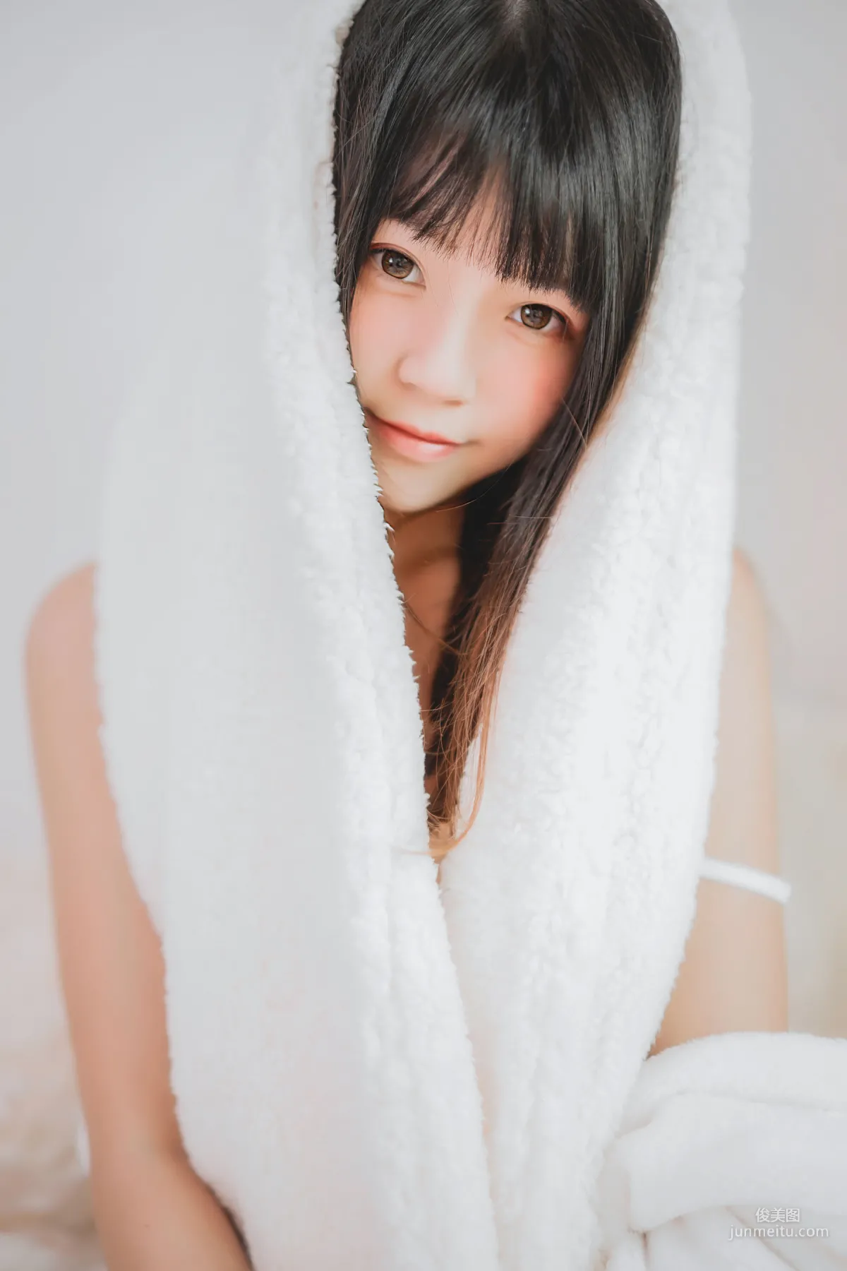 桜桃喵《冬眠》 [蘿莉COS] 寫真集 28