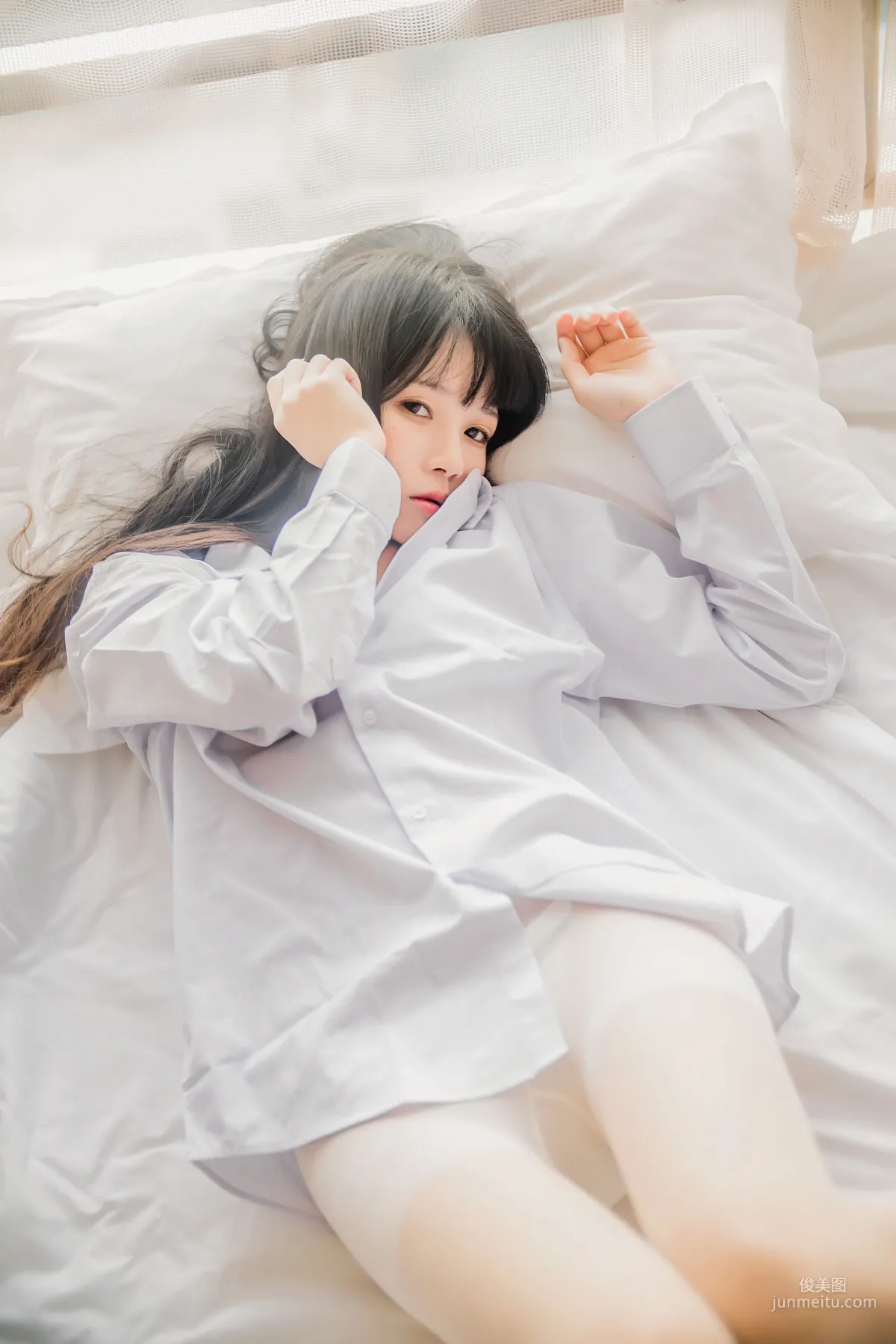 桜桃喵《桜桃未熟 - 白襯衫散發》 [蘿莉COS] 寫真集 16