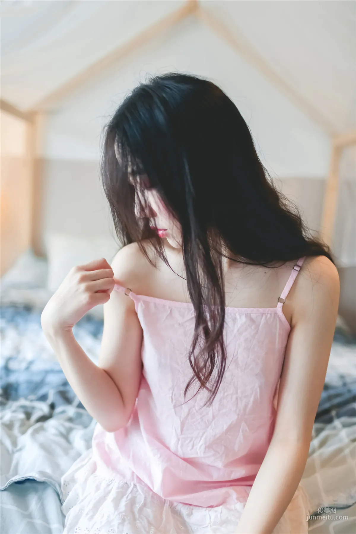 [风之领域] NO.110 粉红小吊带裙白丝 写真集16